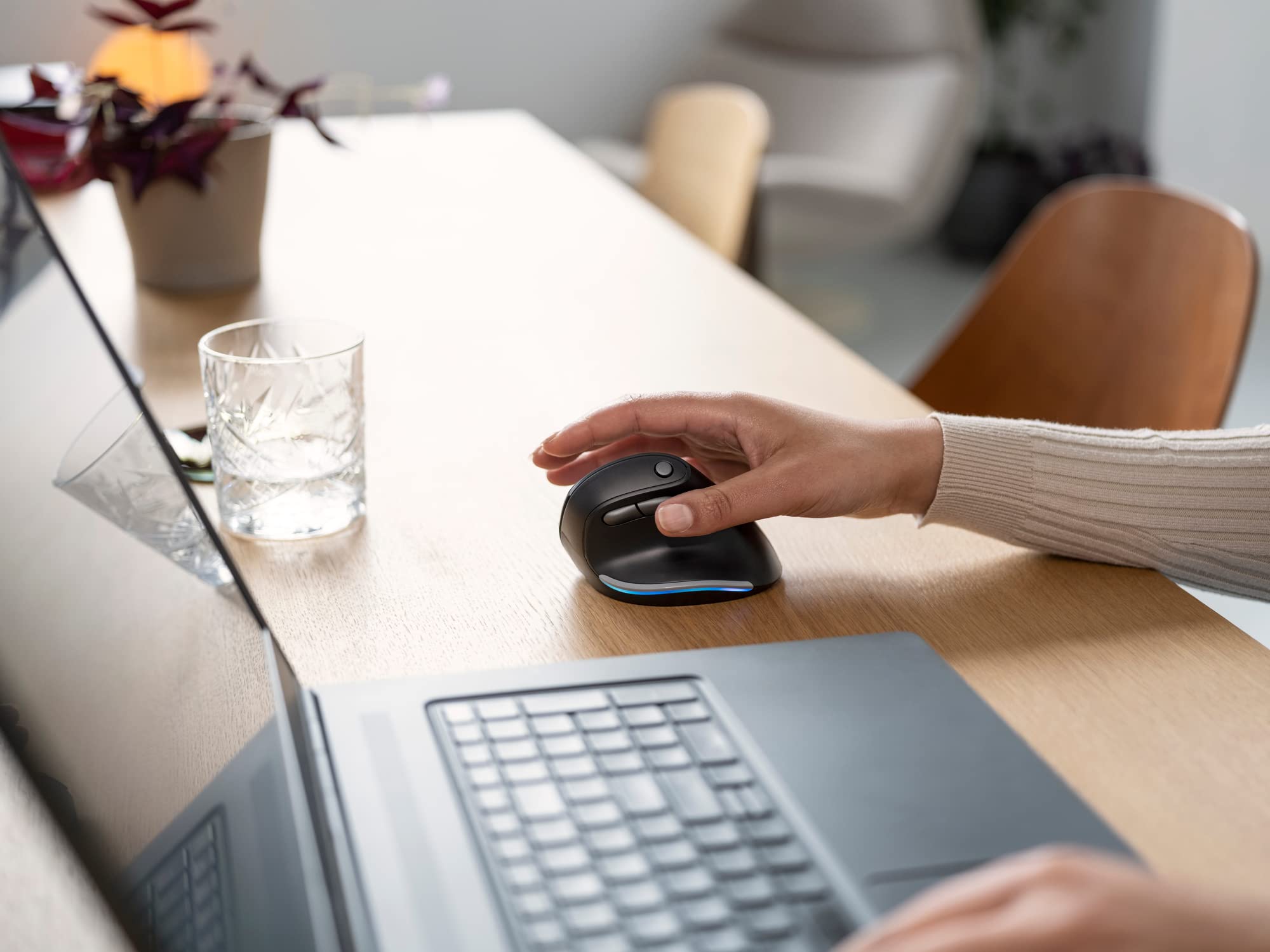 Trust Bayo Kabellose Vertikale Maus, Wiederaufladbare Ergonomische Maus, 800-2400 DPI, RF 2.4GHz, 6 Tasten, USB-Empfänger, Funkreichweite 10m, RGB, Funkmaus für Laptop, PC, Computer, Mac