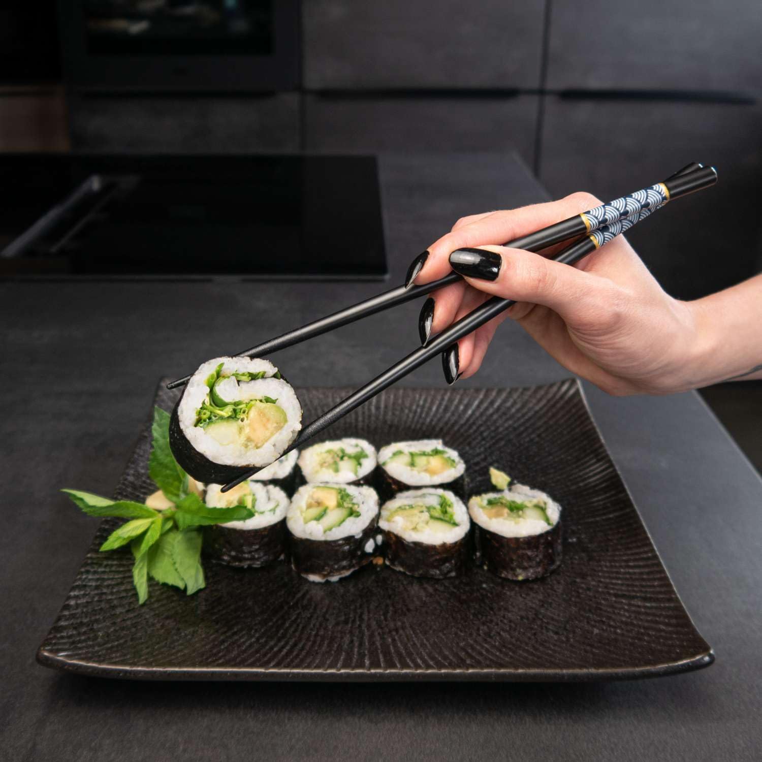 Intirilife Ensemble de Baguettes en Noir avec motif en éventail Bleu - 2 paires de baguettes 22.7 cm de longueur avec 2 porte-baguettes 3.5x2.8x1.4 cm - Baguettes réutilisables pour Sushi Japonais