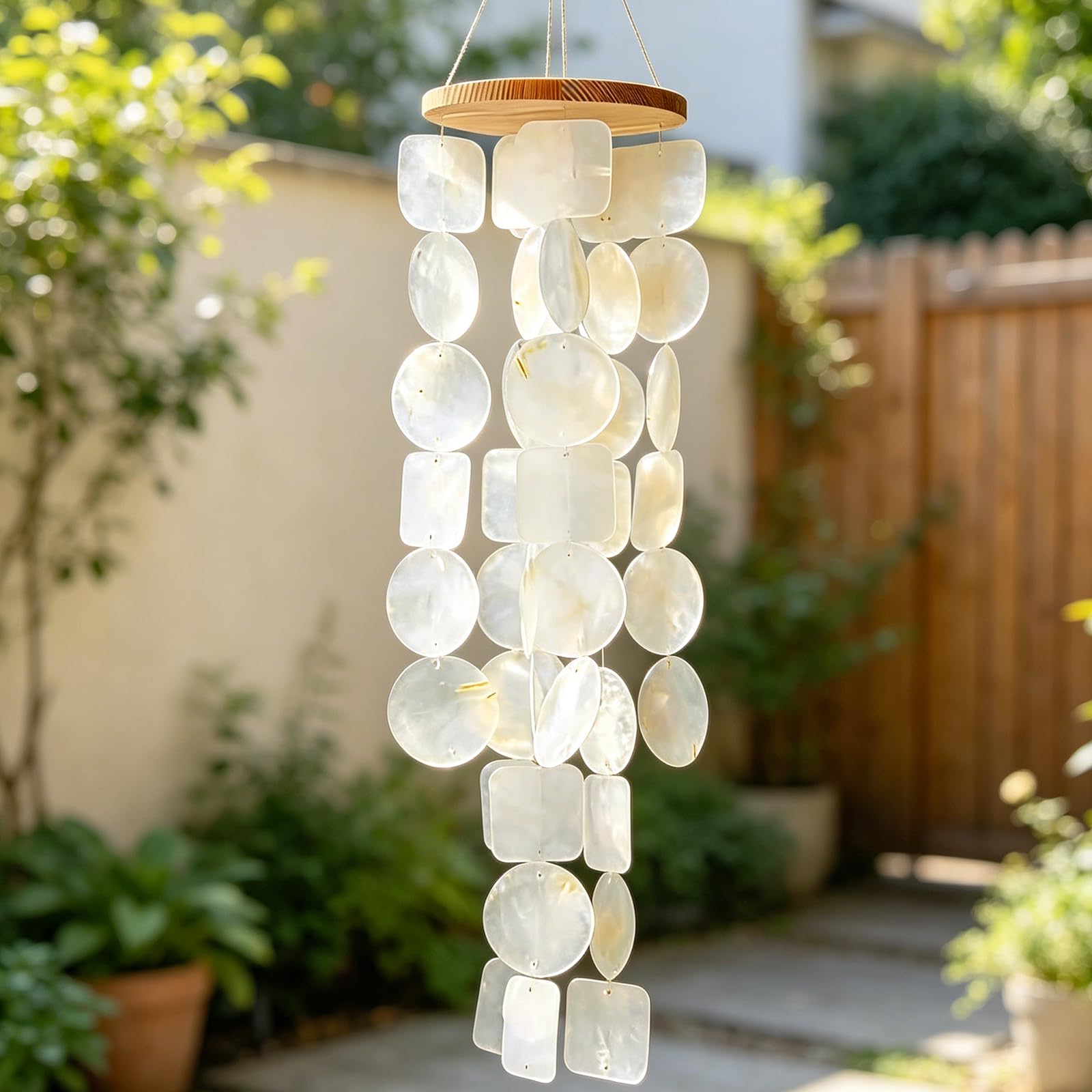 Muschel Windspiel aus echten Capiz Muscheln 45cm, Boho Hängedeko mit Holz, Entspannender Klang, Sommer Strand Deko für Balkon Garten Terrasse, Weiß