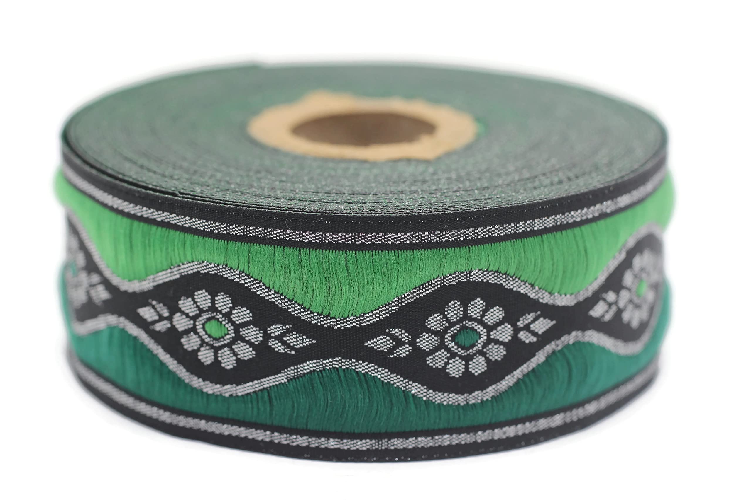 Ruban floral brodé de 3,5 cm de large coloris vert au relief raffiné et finitions haut de gamme