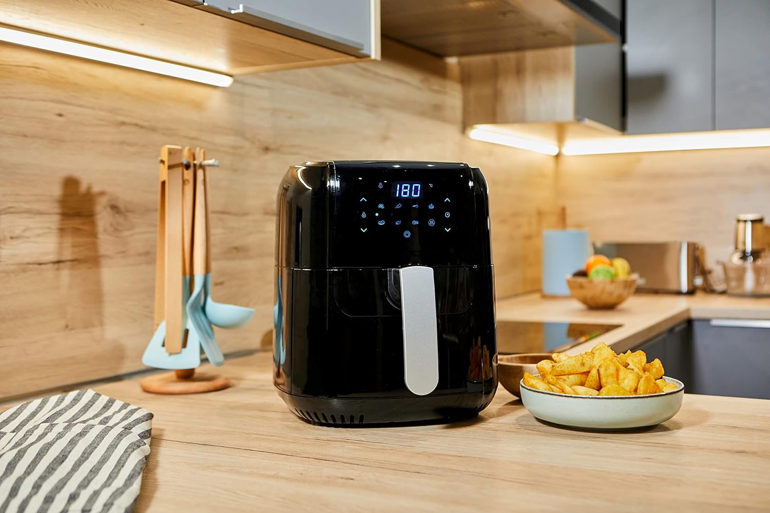 Friggitrice ad Aria MyWave, 5,5 litri 1400W Airfryer con LED Touch Screen, Timer, Temperatura Regolabile e cestello antiaderente Friggitrice ad Aria MyWave, 5,5 litri 1400W Airfryer con LED Touch Screen, Timer, Temperatura Regolabile e cestello antiaderente
