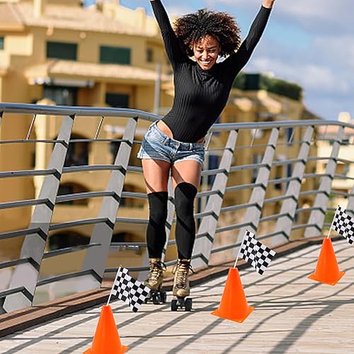 Miniatura 7 de 24 conos de tráfico y banderas a cuadros de carreras, 12 conos de tráfico de plástico, 12 banderas a cuadros en palos, conos deportivos naranjas de