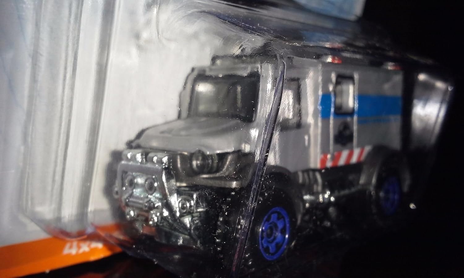 Qiyun Matchbox 2015 Jurassic World 4x4 Scrambulance