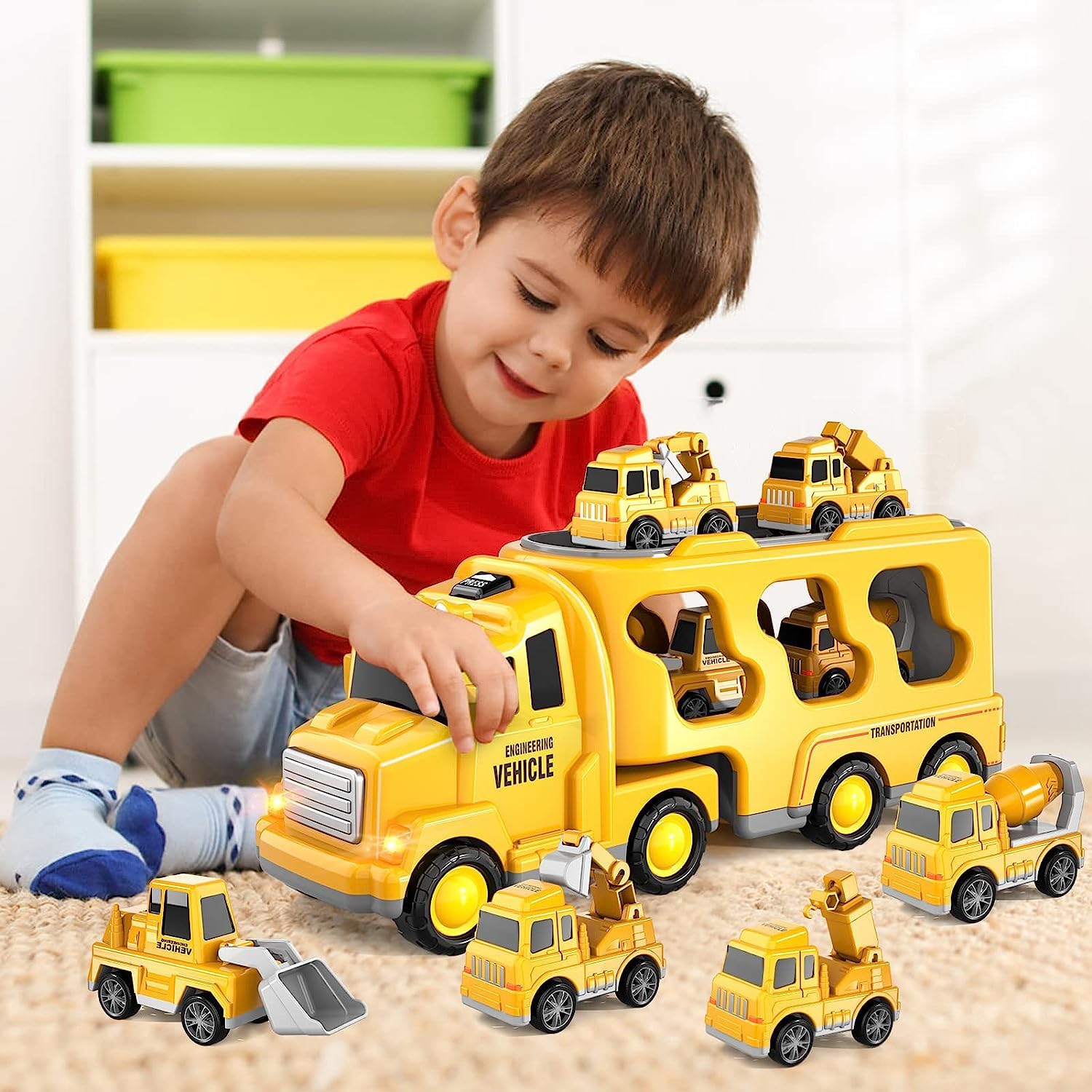 De Kleine Jongens Spelen Met Stuk Speelgoed Vrachtwagen Stock Foto - Image of inspecteer