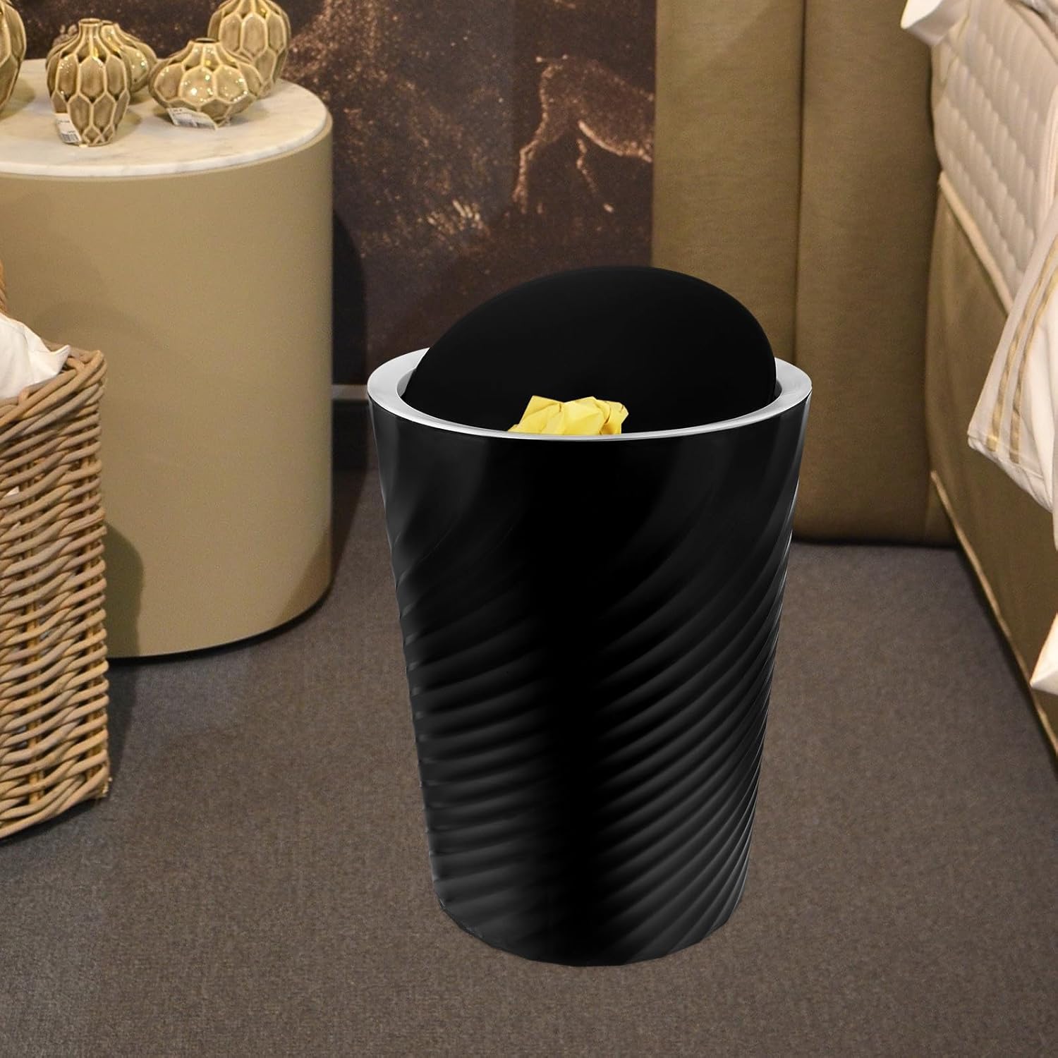 GARVALON 10l Black Plastic Trash Can with Lid, Medium Capacity Wastebasket Bin for Bathroom Bedroom Office, Multi-use Rubbish Container for Home Organization