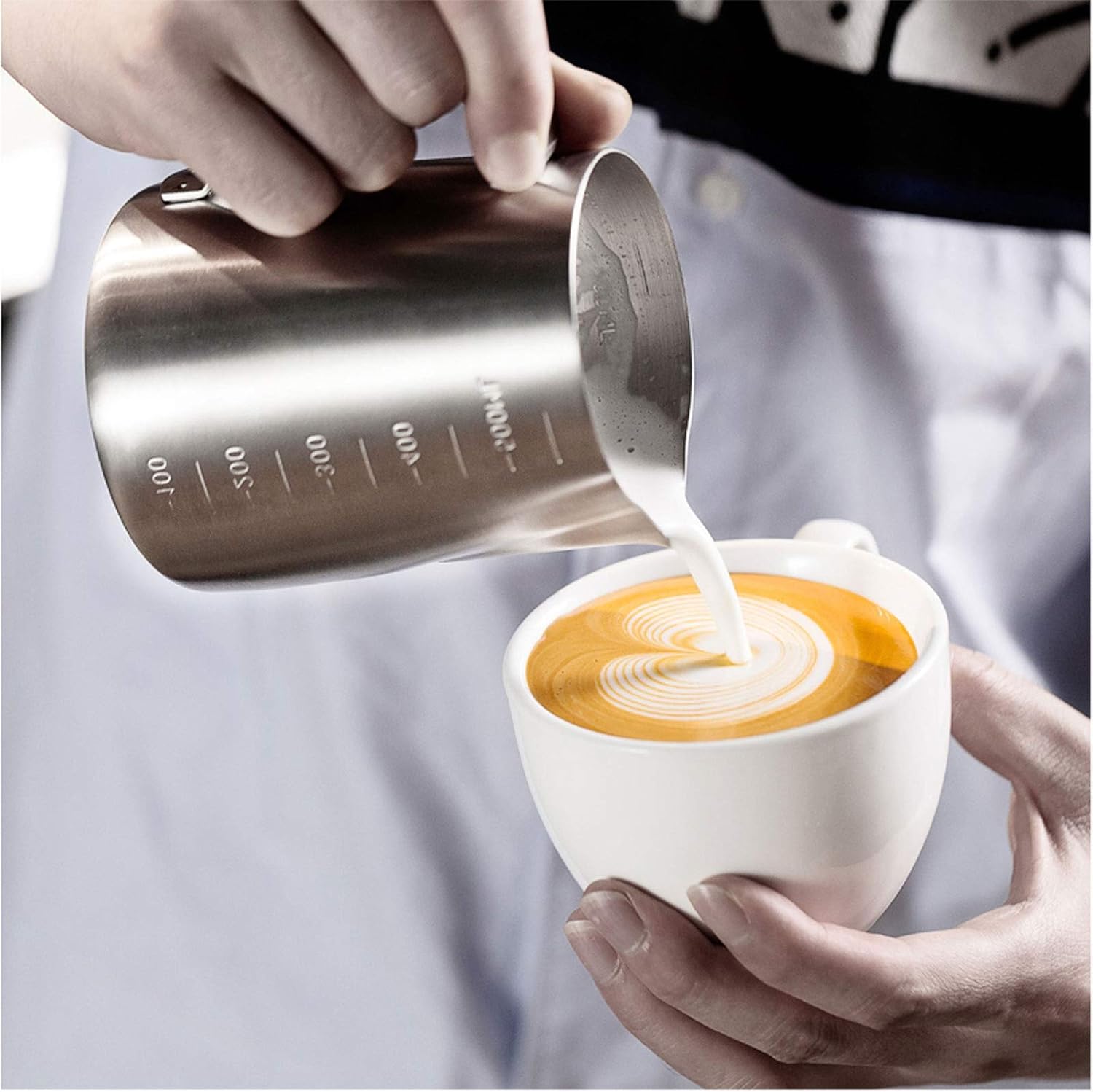 Gravy Boat Sauce Jug Large-Capacity Milk Froth Pot Double Scale Stainless Steel Milk Pot Olecranon Fancy Coffee Pot Creamer Pitcher Coffee Utensils Suitable for Any Place