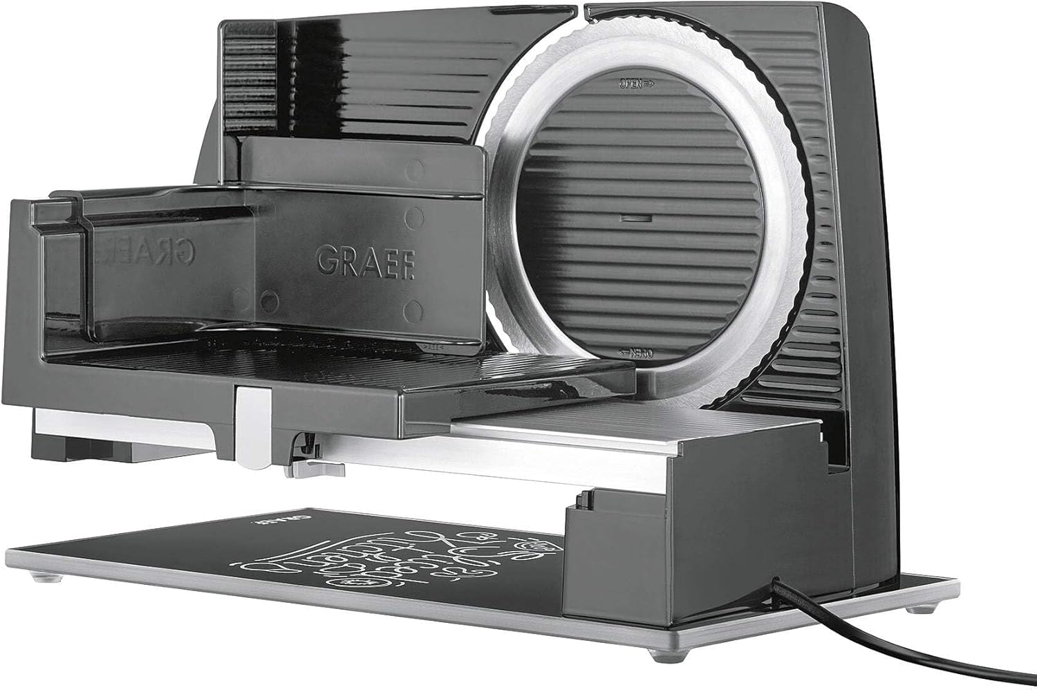 Graef S 12002 slicing a cucumber