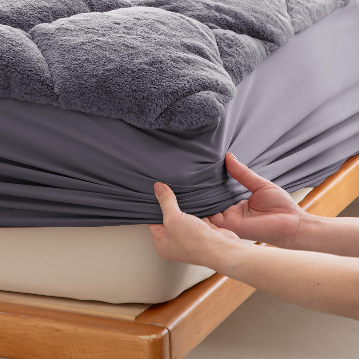 Faux Rabbit Fur Fitted Sheet Queen Size - Luxury Fluffy Fuzzy Mattress Cover | Ultra Soft No Shedding Furry Bed Sheets for Winter Warmth, Cozy Heavyweight Fleece & Velvet Feel Bedding