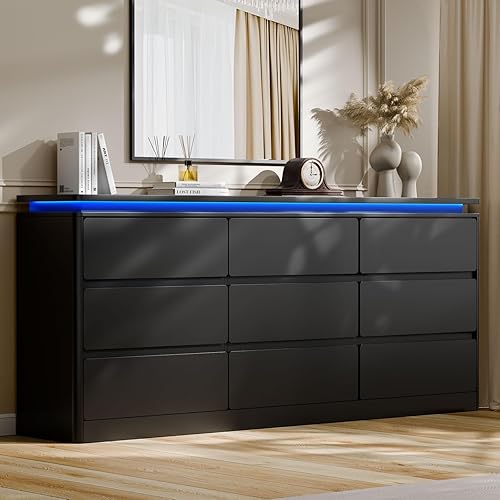 Cómoda de 9 cajones para dormitorio, cómoda negra de 63 pulgadas de largo con estación de carga y luces LED, diseño curvado anticolisión, gabinete