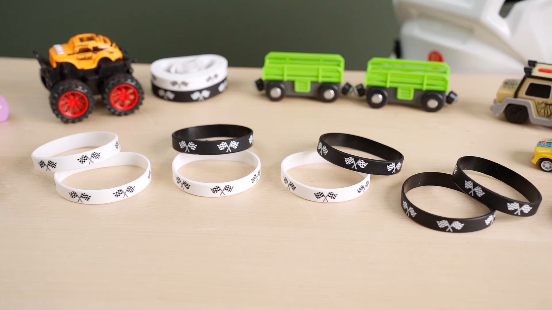 Racing Flag Rubber Bracelets Black White 2.56 Inch Wristbands Racing Flag Silicone Wristbands For Fitness Racing Dirt Bike Basketball Workout Task Events Party Black White -48 Pieces