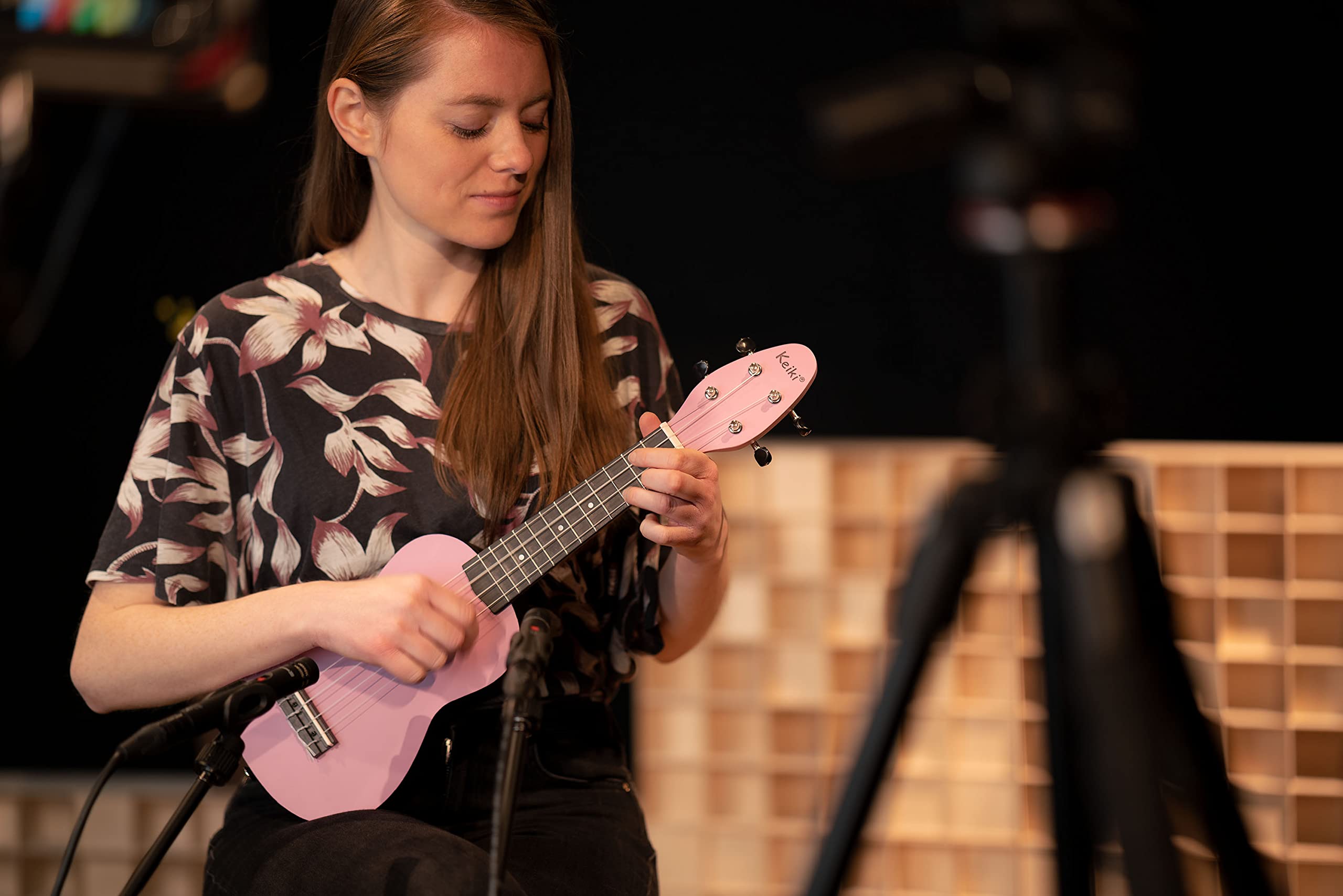 Ortega Guitars Ukelele Soprano rosa - Keiki K2 - Kit de inicio incluye afinador, correa, 5 púas medianas y bolsa de dibujo - pastel/polvo de hada (K2-FYD)