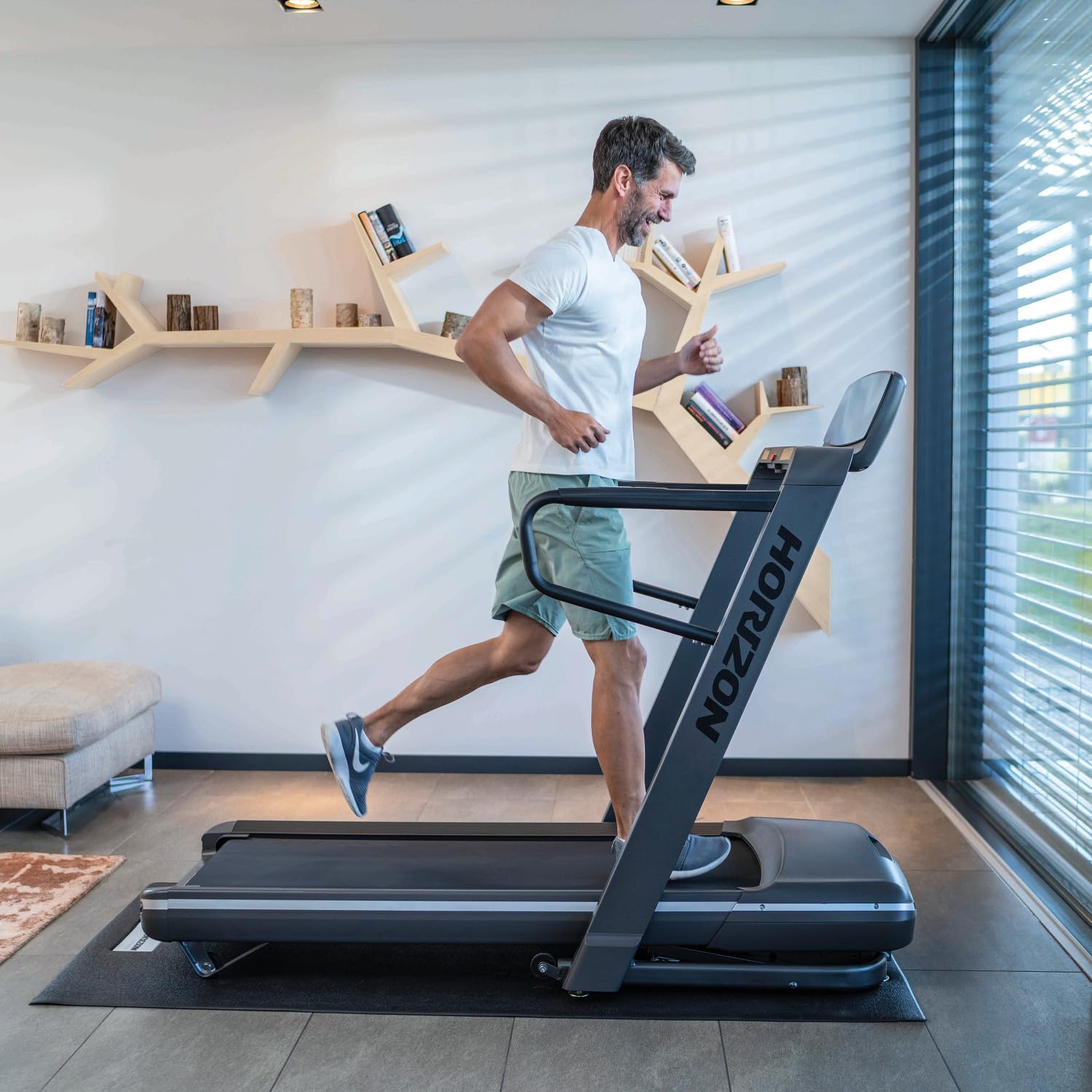 Horizon Fitness Laufband Omega Z Dark Edition mit neuartigem Rahmendesign für mehr Lauffreiheit und herzfrequenzbasierter PulseTrain Technology
