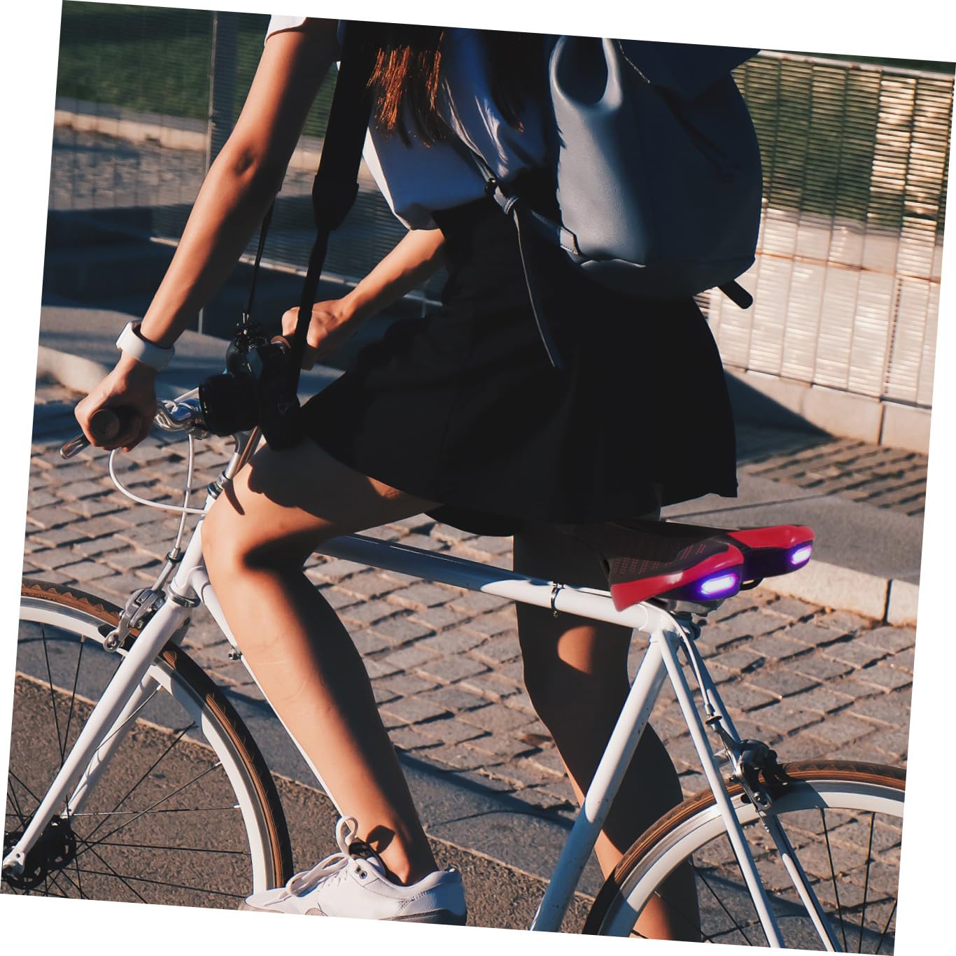 Selle de Vélo Confortable avec Lumière Arrière, Coussin en PU Antichoc pour VTT, Siège Ergonomique Noir et Rouge pour Cyclisme en Extérieur