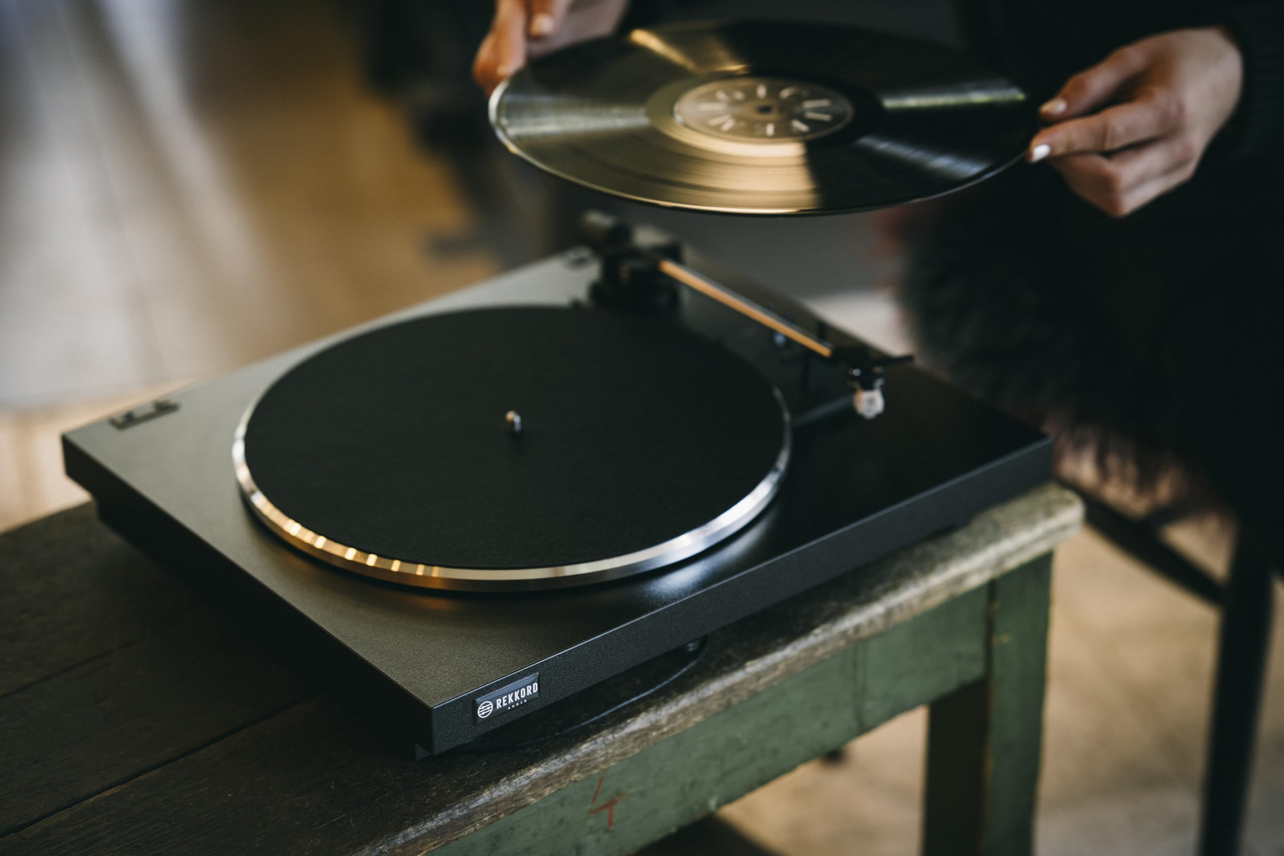 Audio F100P, w pełni automatyczny gramofon klasy podstawowej z AT3600L, w zestawie wstępny poziom Phono, czarny