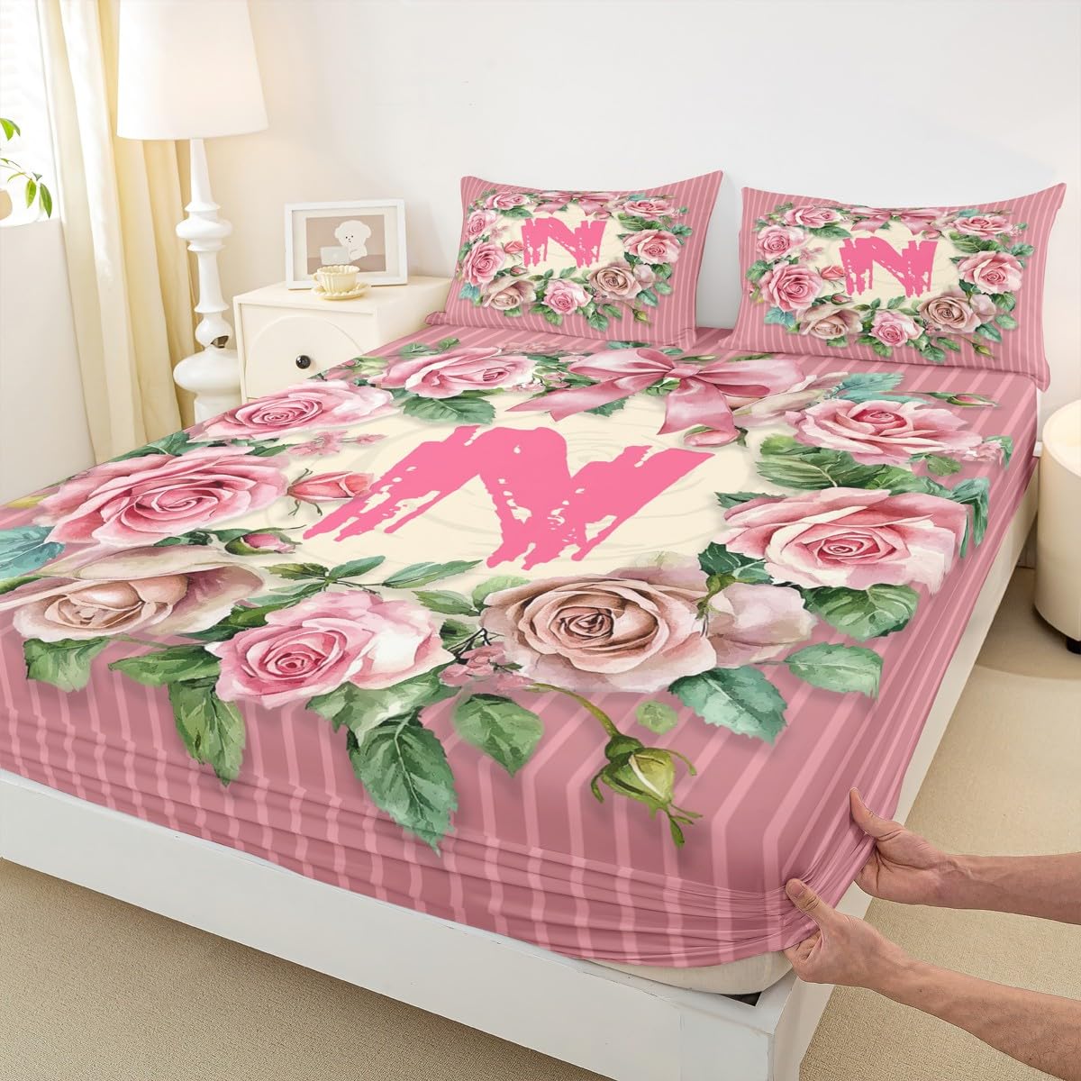 Homewish Juego de ropa de cama con diseño de flores, tamaño King, sábana bajera con diseño floral del alfabeto, lazo, monograma, de madera rosa, para niños y mujeres, ropa de cama cálida y suave, 3