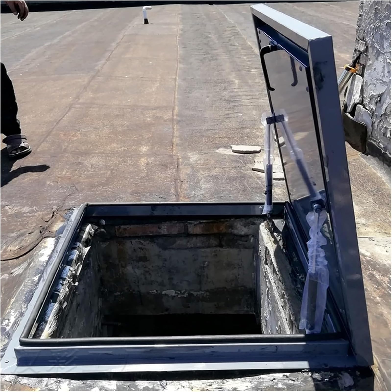 Cubierta de escotilla de techo en acero galvanizado de 50x80 cm para accesos planos