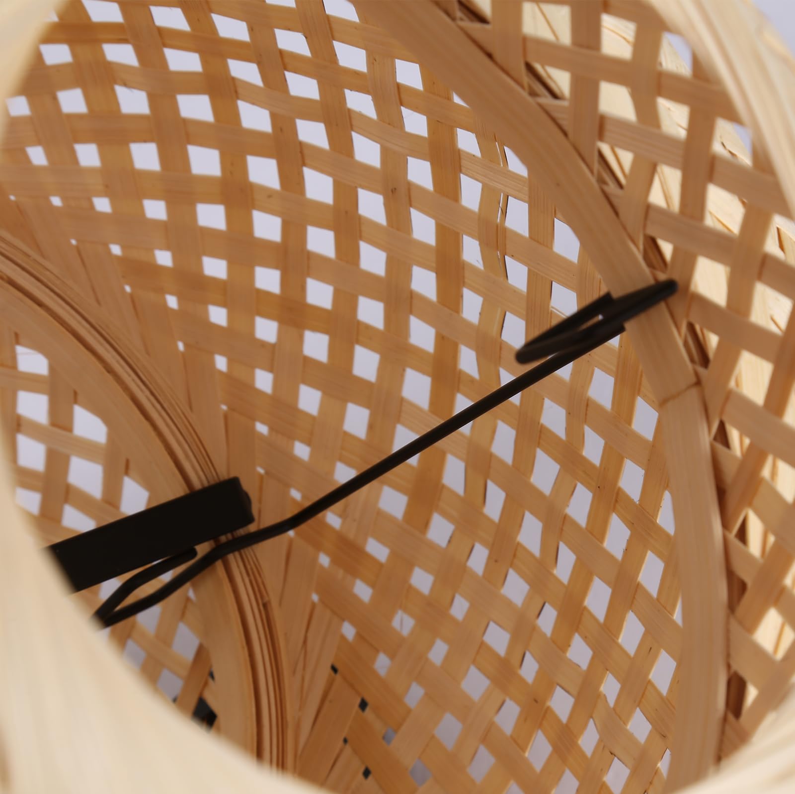 Alpinaluz Lámpara de Pie Trípode E27 Mimbre Natural Base Negra | Pantalla tejida a mano Ø30 cm y estructura metálica negra, estilo boho rústico para salón, dormitorio y lectura