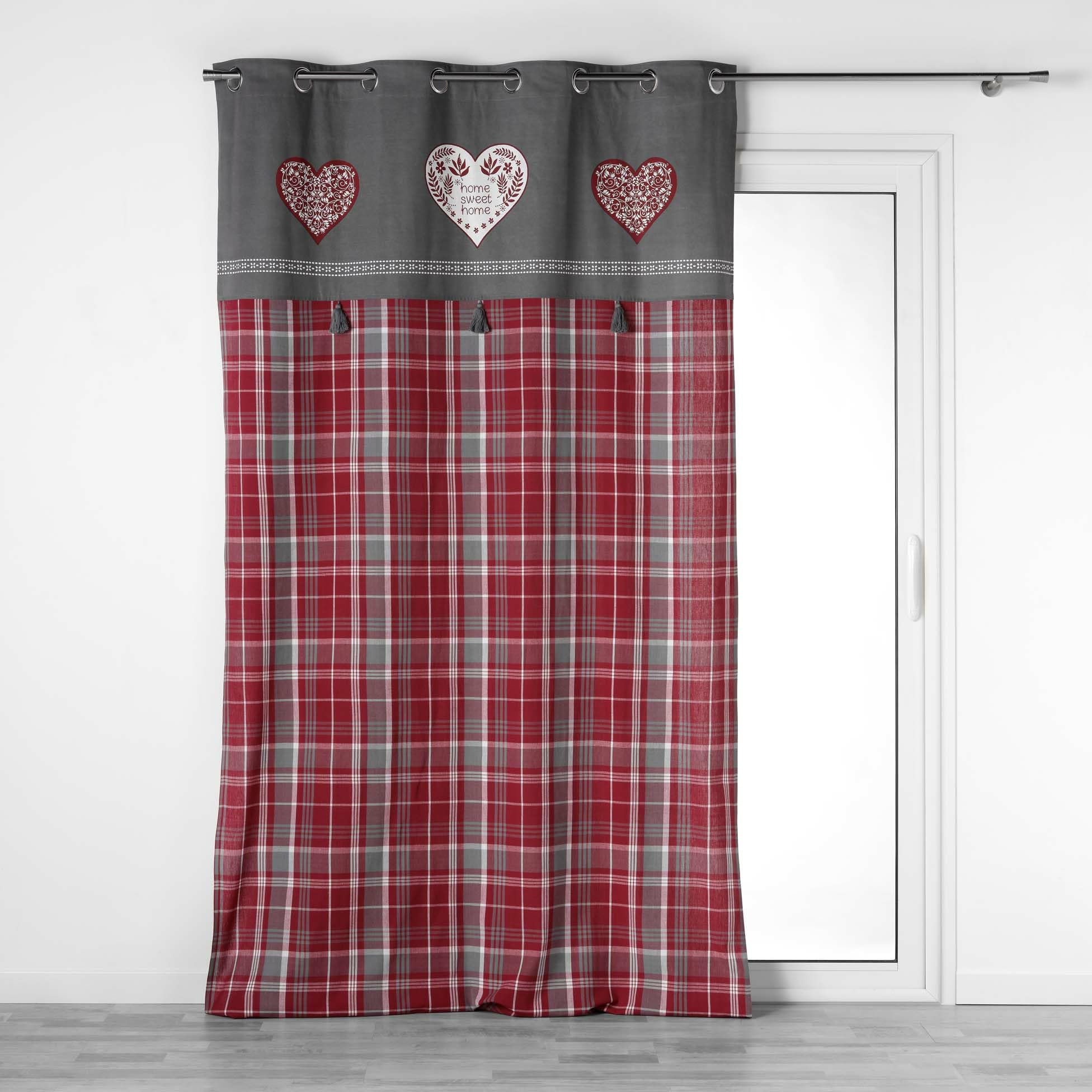 Rideau à œillets style romantique avec pompons suspendus et motifs cœurs