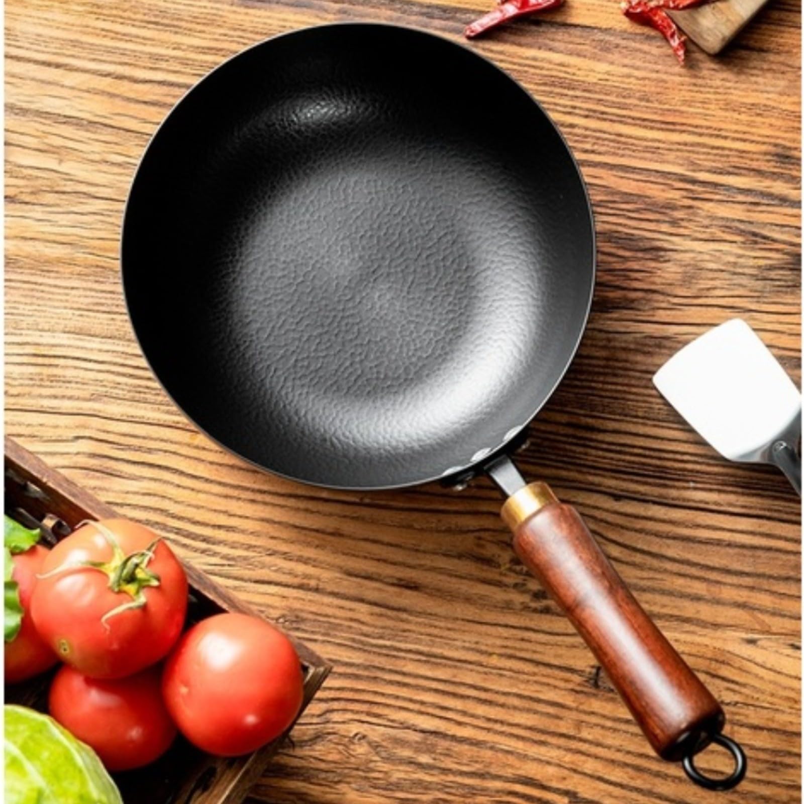 Hand-Hammered Cast Iron Wok 24 cm Wooden Handle | El compuesto de metal sólido se coloca en la zona de cocción, distribuye el calor de manera uniforme y facilita la cocción.