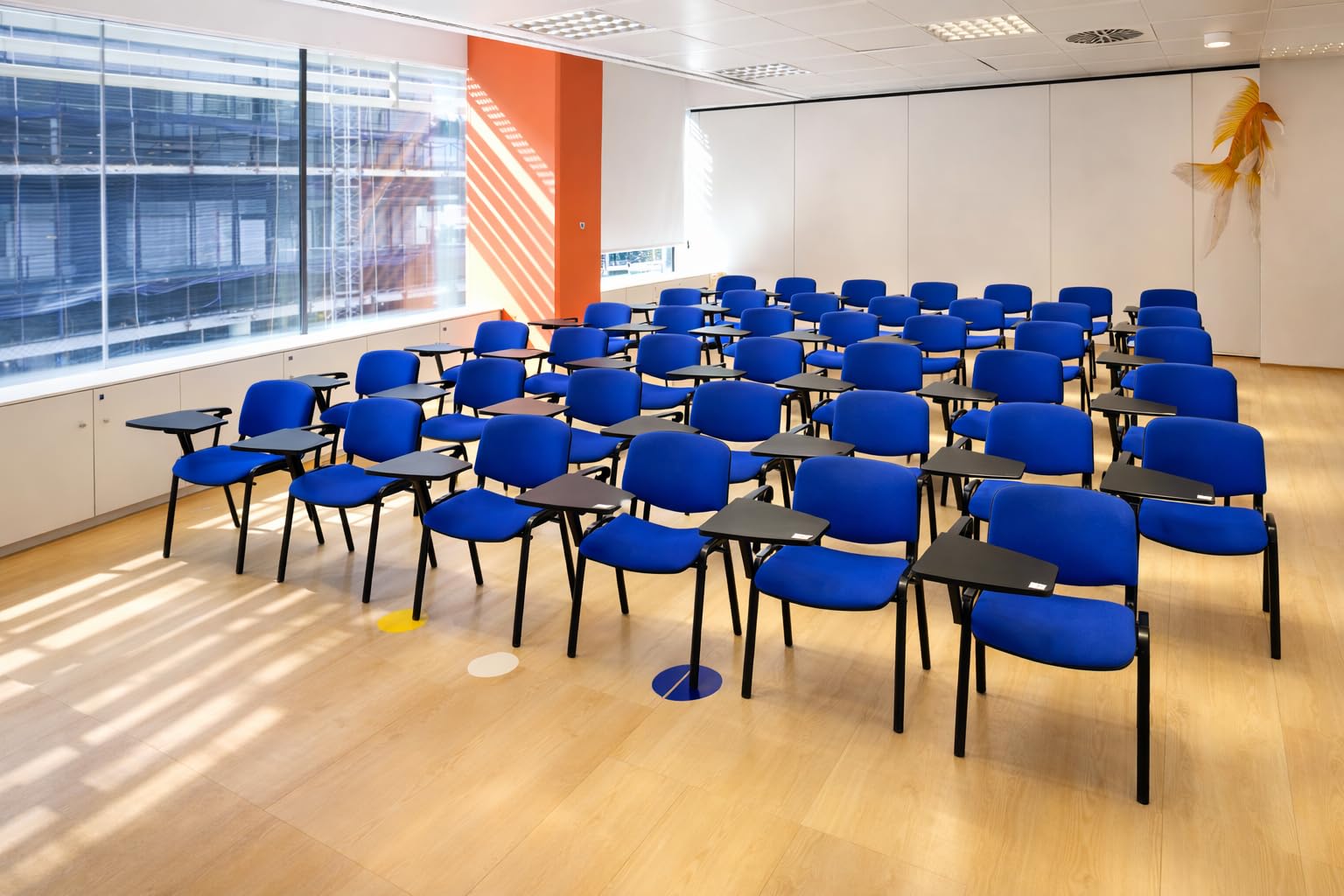 ART PROG - Lot de 4 Chaises Visiteur LISO avec Tablette | Revêtement Tissu Bondai| Chaises de Conférence Rembourrées et Empilables | Idéales pour Salles de conférence et de Formation