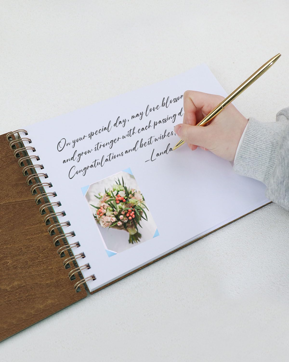 Personalisiertes hölzernes Gästebuch mit Tischschild, 100 leere Seiten, 27,4 x 21,3 cm, Spiralbindung, Polaroid-Schild im Buch für Hochzeit, Party, Jahrestag, Beerdigung, Geburtstag