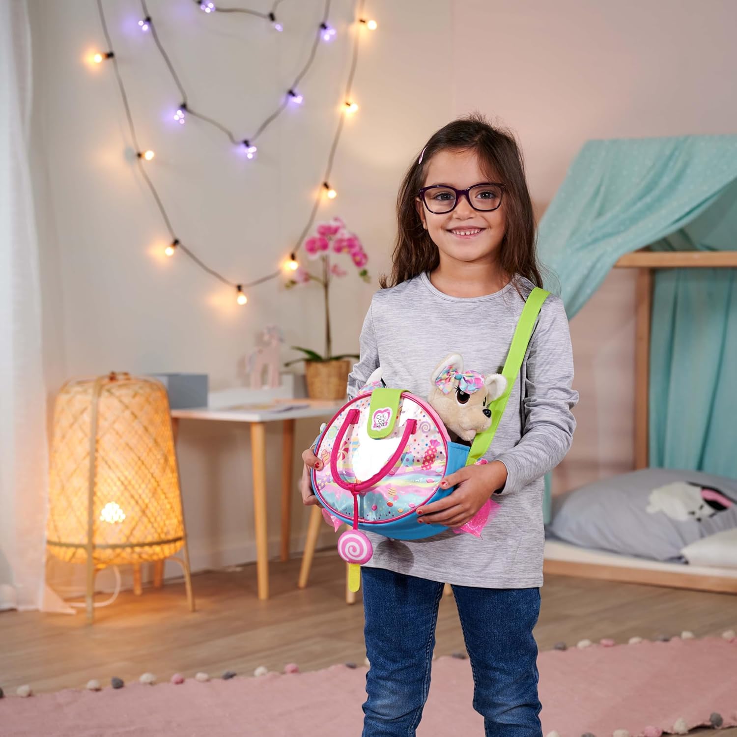 Simba Chichi Love Sweet Candy 105890001 Chihuahua Plush Dog with Candy Bag and Surprise Candy Pendant with Shoulder Strap 20 cm and Over 5 Years