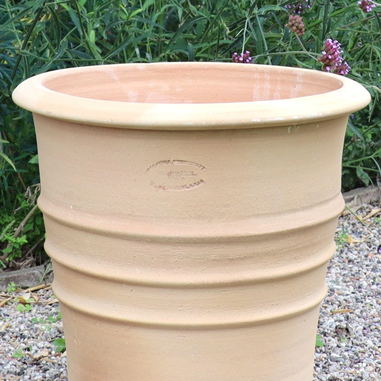 Handgefertigter Blumentopf „Aster“ aus Terracotta, 40 cm hoch, frostfest & winterhart. Mit Auslaufloch für optimale Drainage – ideal für Garten, Balkon & Terrasse, mediterranes Design.