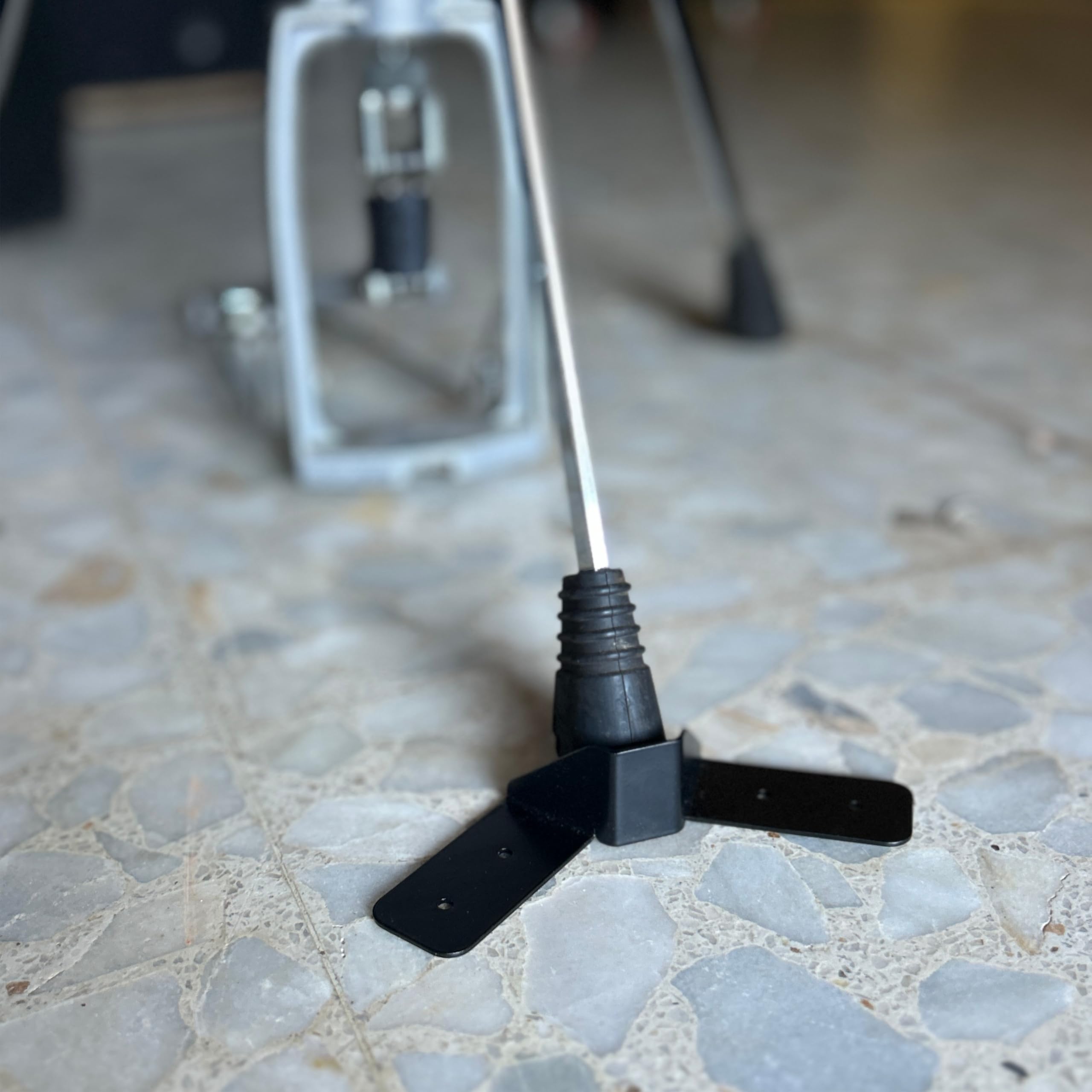 Tope antideslizamiento para batería e instrumentos. Freno metálico para evitar movimiento bombo batería. Se adapta a cualquier tipo de suelo y evita tener que usar mantas o alfombras de base.
