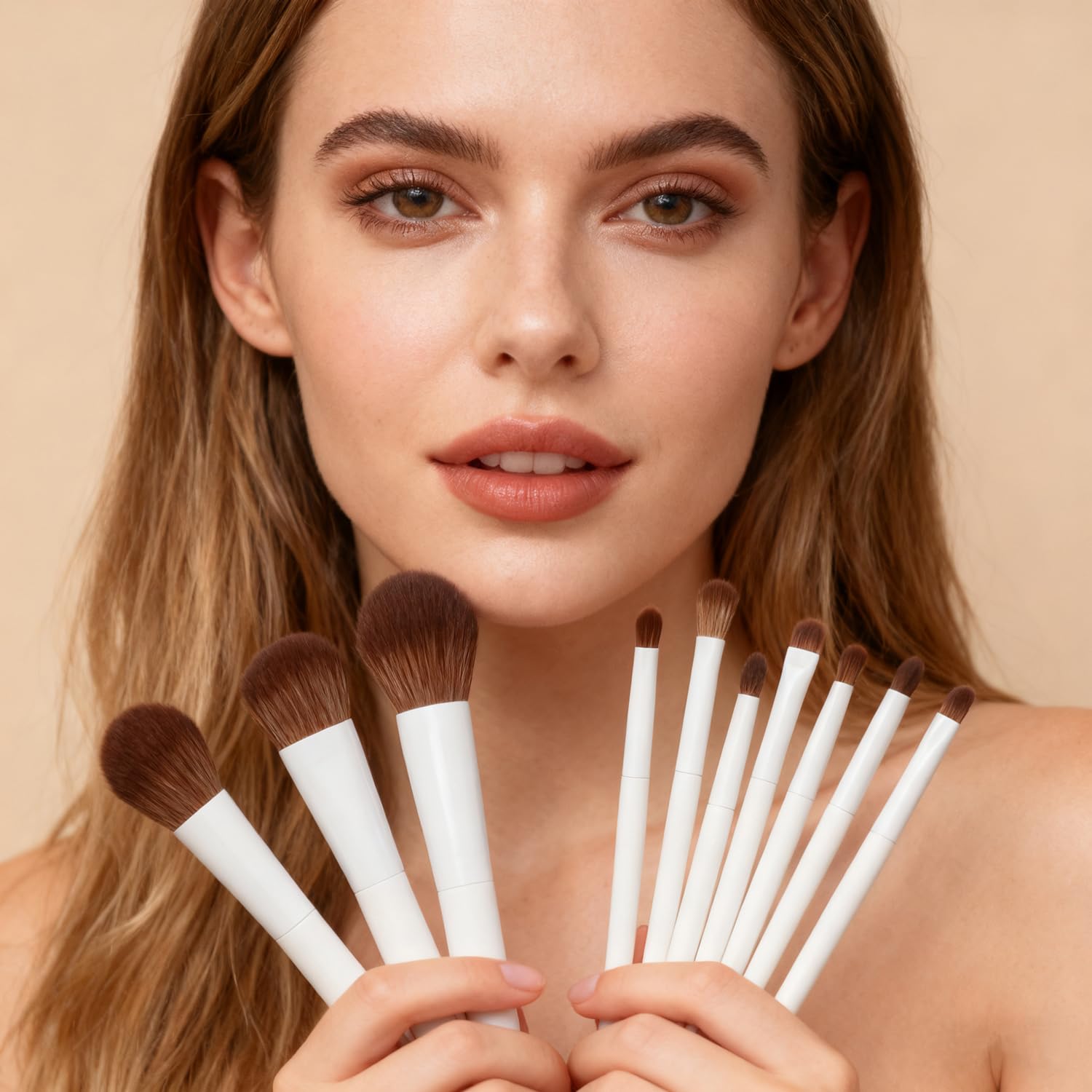 Lot de 14 pinceaux de maquillage synthétiques de haute qualité pour fond de teint, correcteur, fard à paupières, mélange d'eyeliner, pinceaux de maquillage avec support et 5 éponges