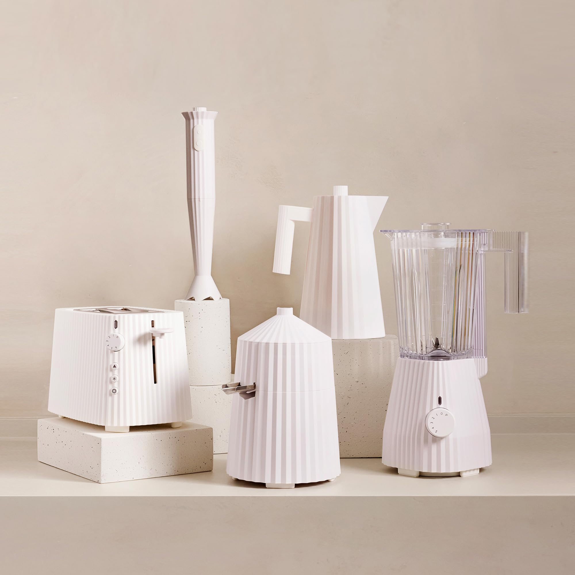 Alessi Plissé MDL09 W, Batidora de Diseño con Jarra Graduada, en Resina Termoplástica, Enchufe Europeo 700W, 1,5l, Blanco