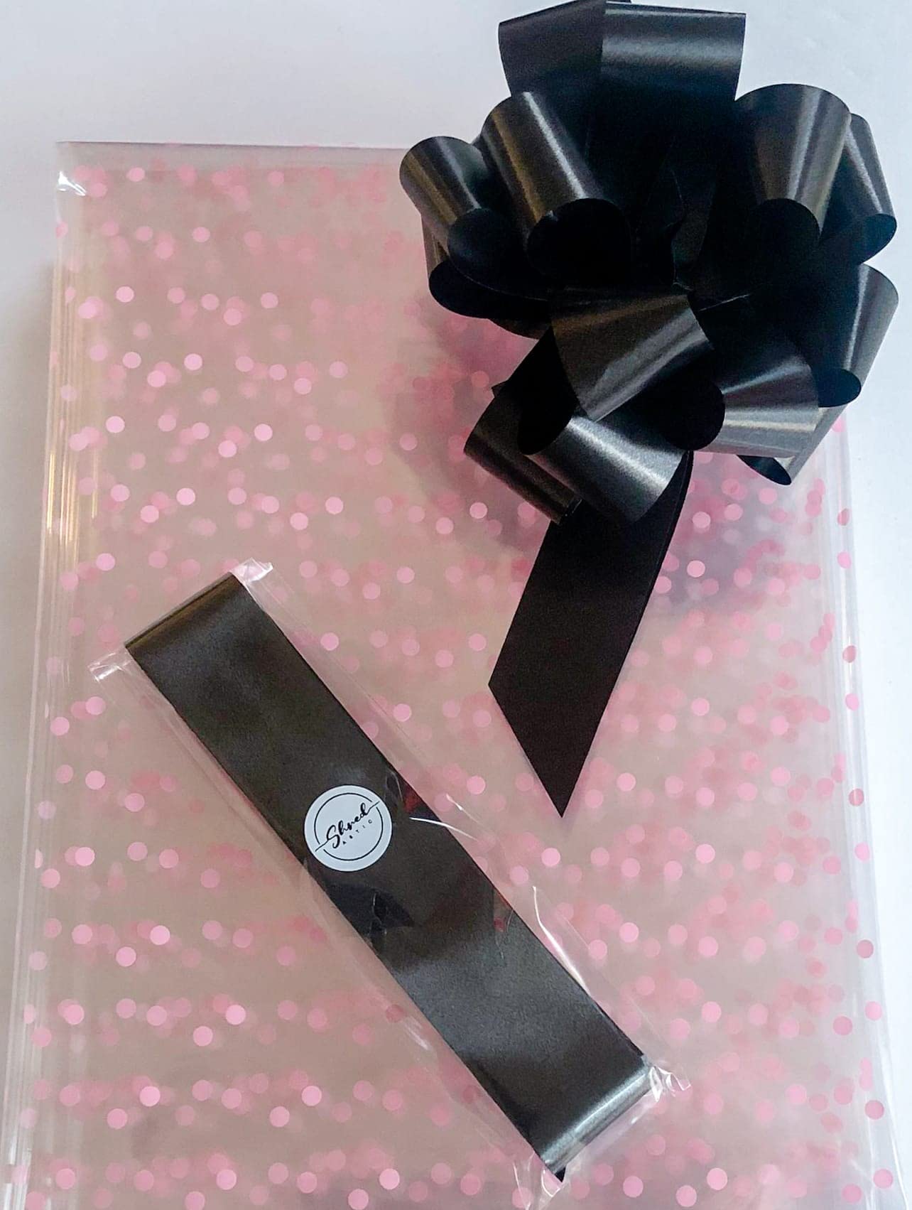 ShredAstic® Pink Dot Florist Cellophane wrap with 30mm Pull Bow (5 metres, black)