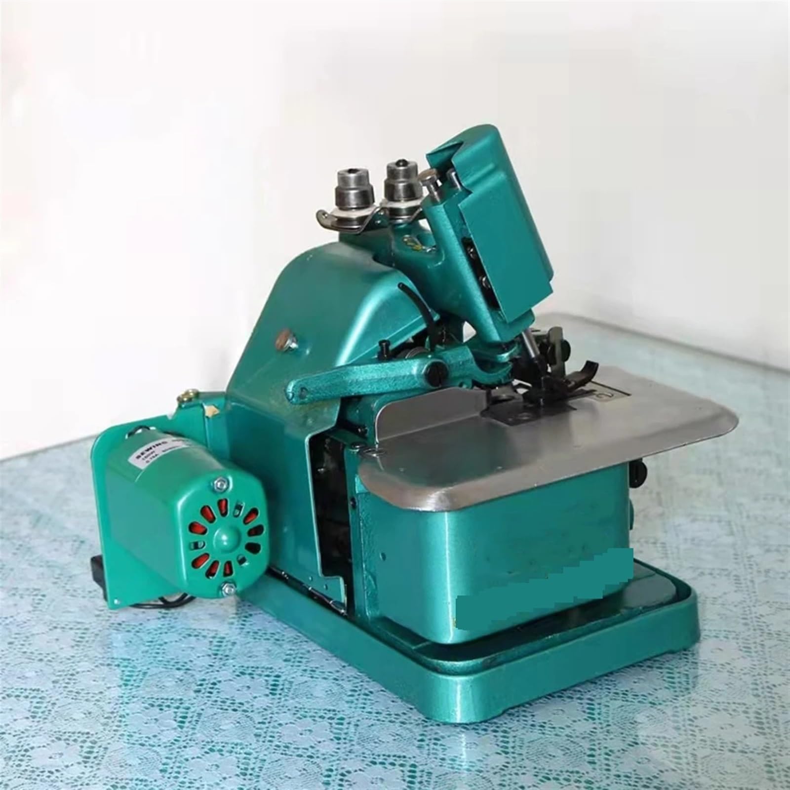 Maszyna do szycia overlock, mała, czteronitkowa, trzynitkowa, obszywanie, staromodna, overlockowa, maszyna do szycia overlock