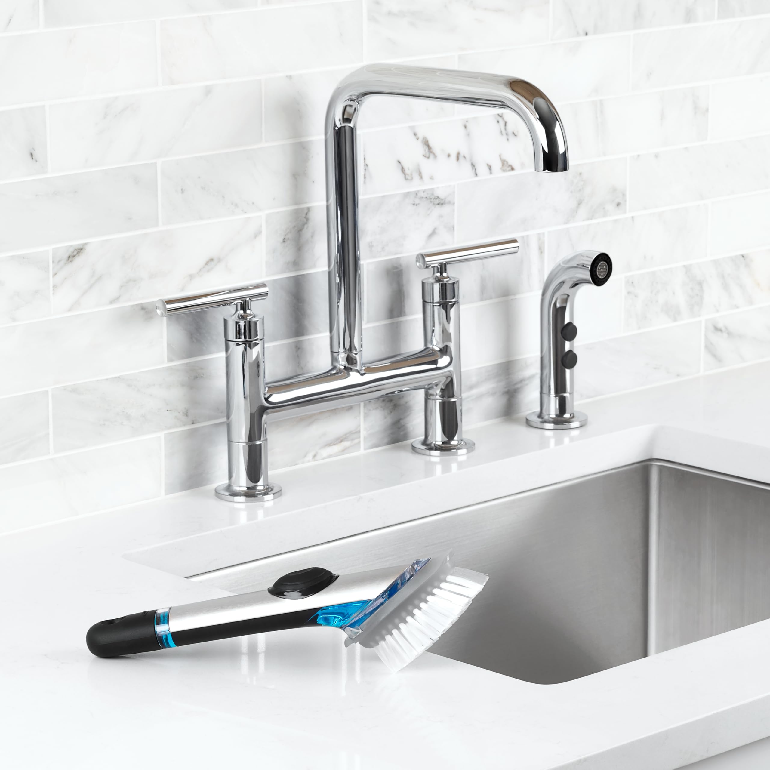 OXO Szczotka do naczyń ze stali nierdzewnej z dozownikiem mydła 25,4 cm