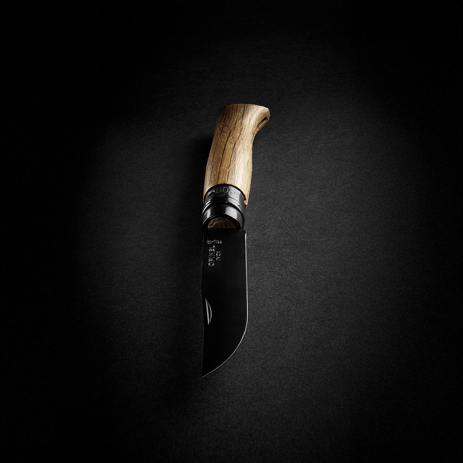 Opinel - N°08 Couteau Pliant - Lame Inox Finition Noire - Manche Chêne - Coupe Parfaite, Entretien Facile - Bague de Sécurité Virobloc - Fabrication France