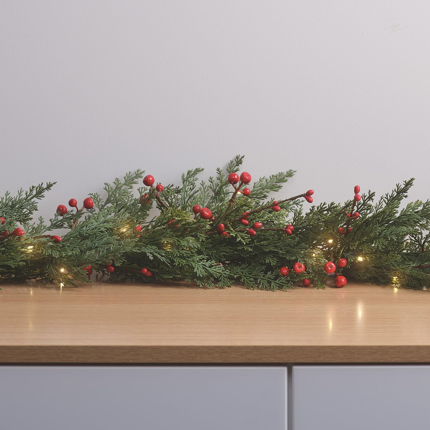 Lights4fun - Ghirlanda Natalizia Illuminata, con Luci LED Bianco Caldo, Foglie, Rami Arificiali, Bacche Rosse, Addobbi di Natale Casa, Interni, a Batteria con Timer, 1,5m