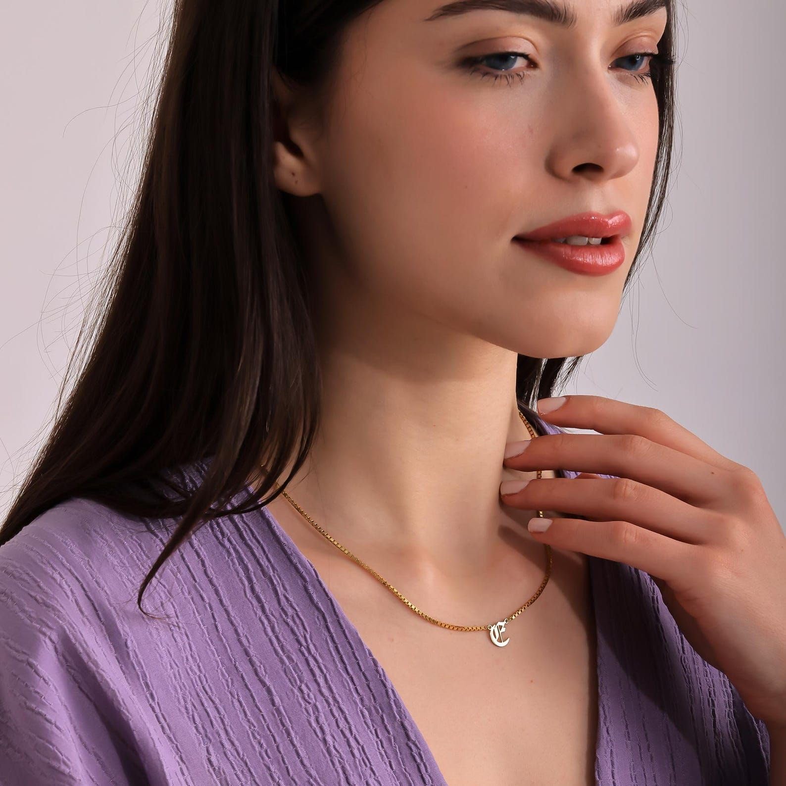 Stile gotico antico collana con iniziale delicato su misura catena Figaro gotico lettera per mamma Festa della Mamma Natale anniversario compleanno