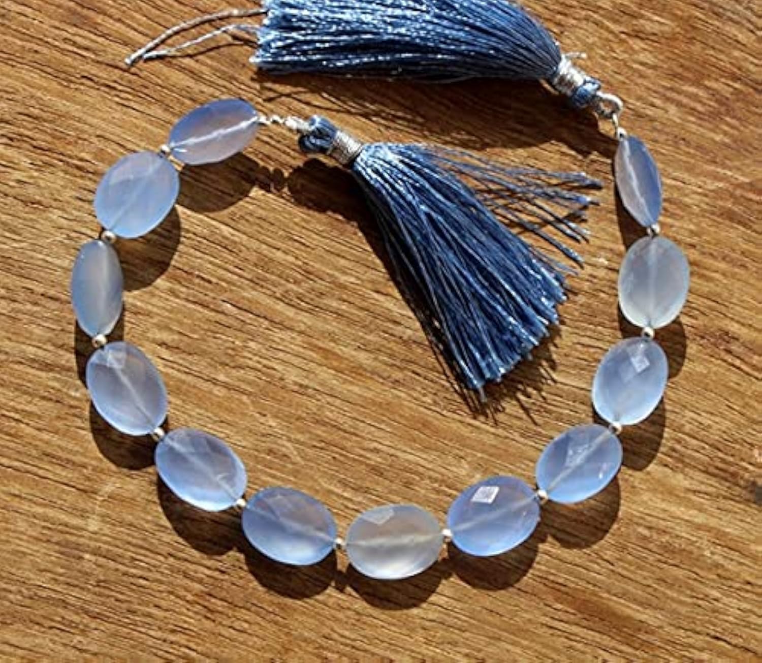 Chalcédoine bleue véritable facettée en briolette ovale de qualité AAA