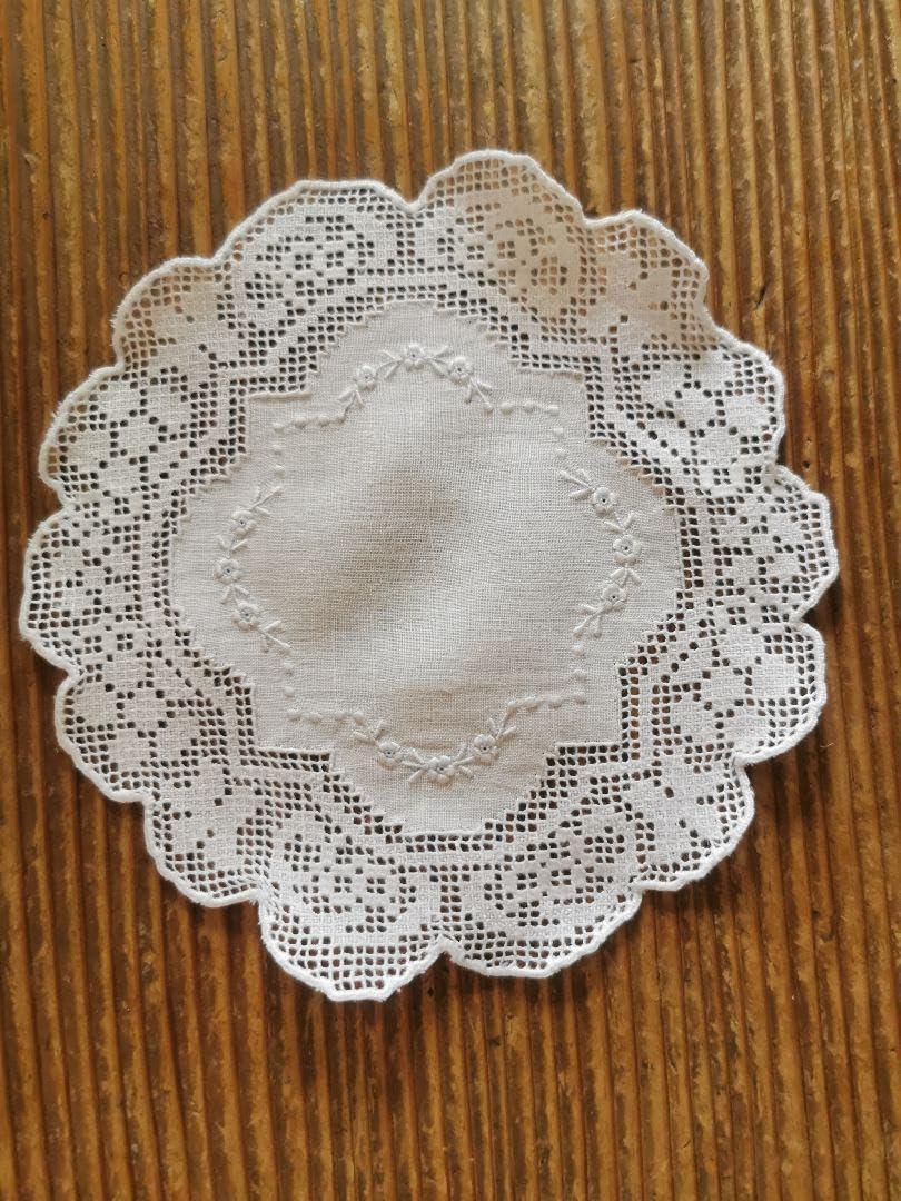 アンティーク フィレレース＆アペンツェル 白糸小花刺繍 フラワー型リネンドイリー Amazon.co.jp: アンティーク フィレレース＆アペンツェル 白糸