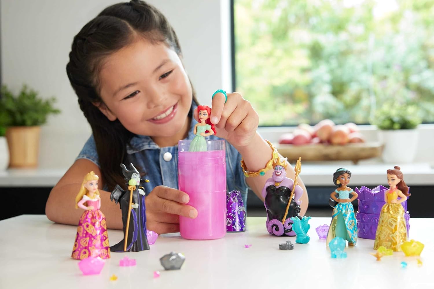 Mattel Disney Princess Toys, Small Doll Surprise, Royal Color Reveal, 6 Surprises Include Doll, Bracelet & 4 Pieces, Princess or Villain Series (Dolls May Vary)