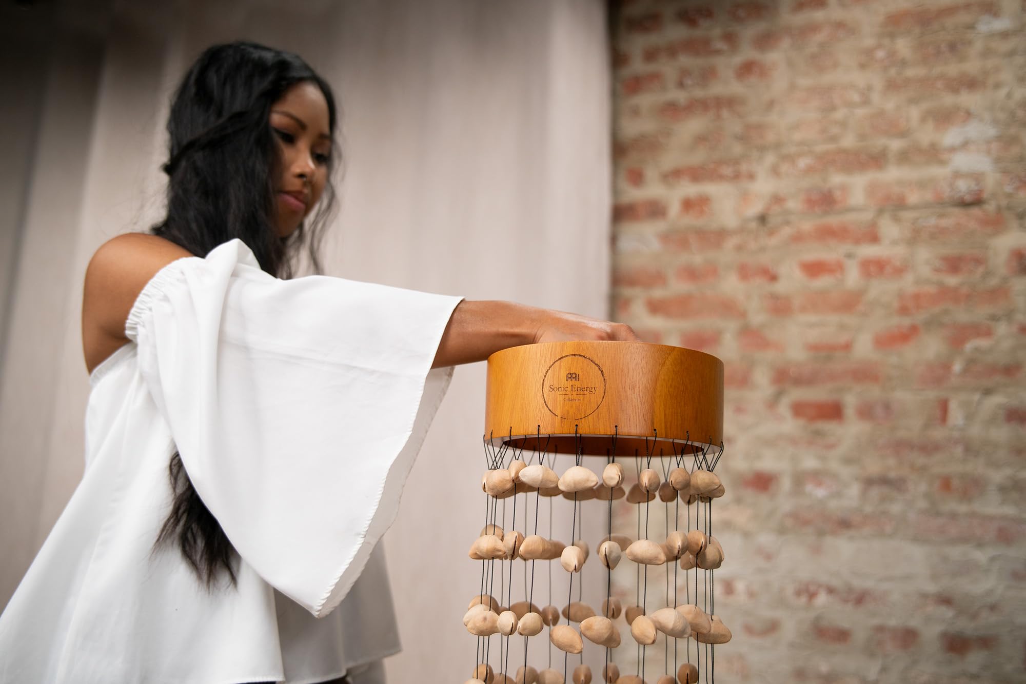 Sonic Energy Kenari - Ciotola per noci da meditazione, suono naturale e rilassante, per meditazione, guarigione del suono, yoga e percussioni, con supporto in mogano (SKMHC)