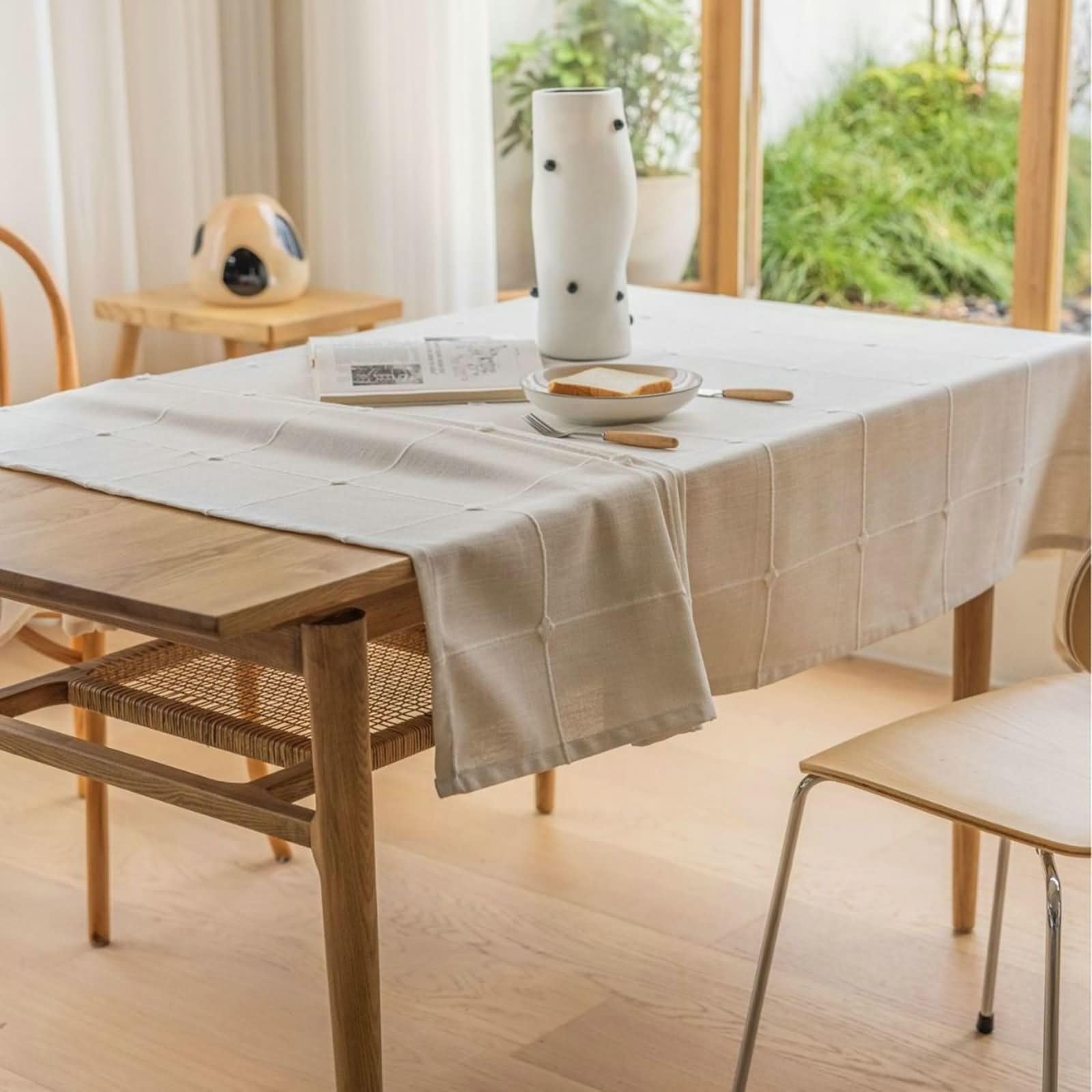 Beżowy prostokątny obrus 53 W x 78 L cm, poliester wzór kratki, obrus do ogrodu, na zewnątrz