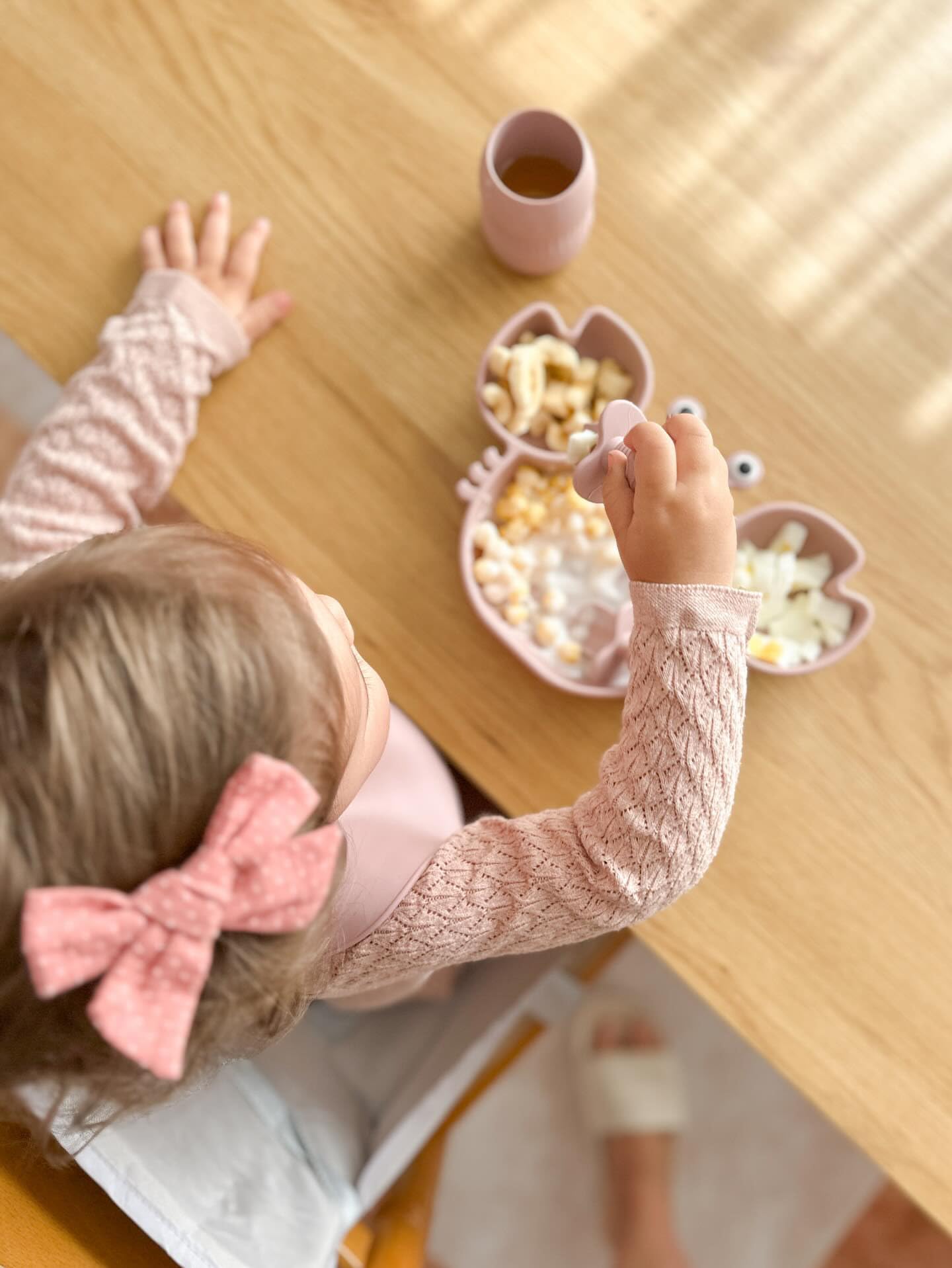 PandaEar Ensemble d'Alimentation Bébé en Silicone | Assiette Divisée avec Ventouse en Forme de Crabe et Tasse, Cuillères & Fourchettes | Ustensiles d'Alimentation - Rose