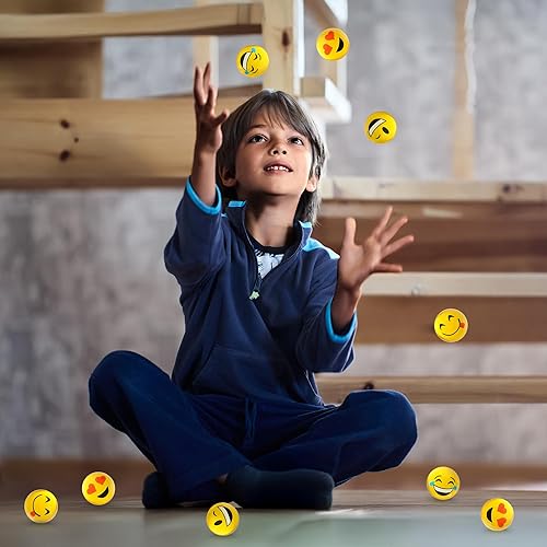 Miniatura 6 de ArtCreativity Emoticon - Juego de 12 bolas rebotantes en varios diseños de emoticonos, rebote extra alto, recuerdos de fiesta de cumpleaños de
