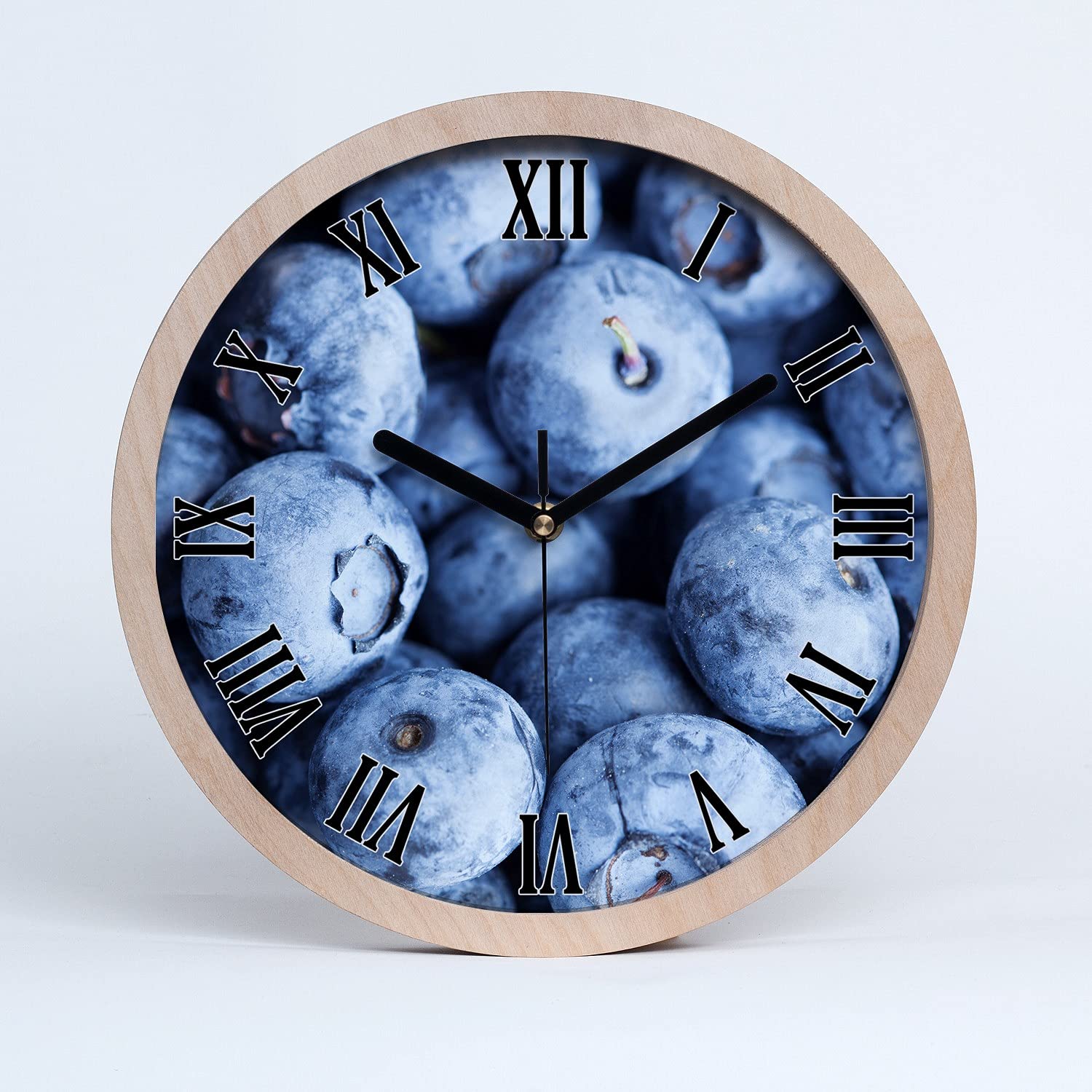 Horloge murale bois de bouleau Tulup 30cm avec aiguilles noires motif myrtilles