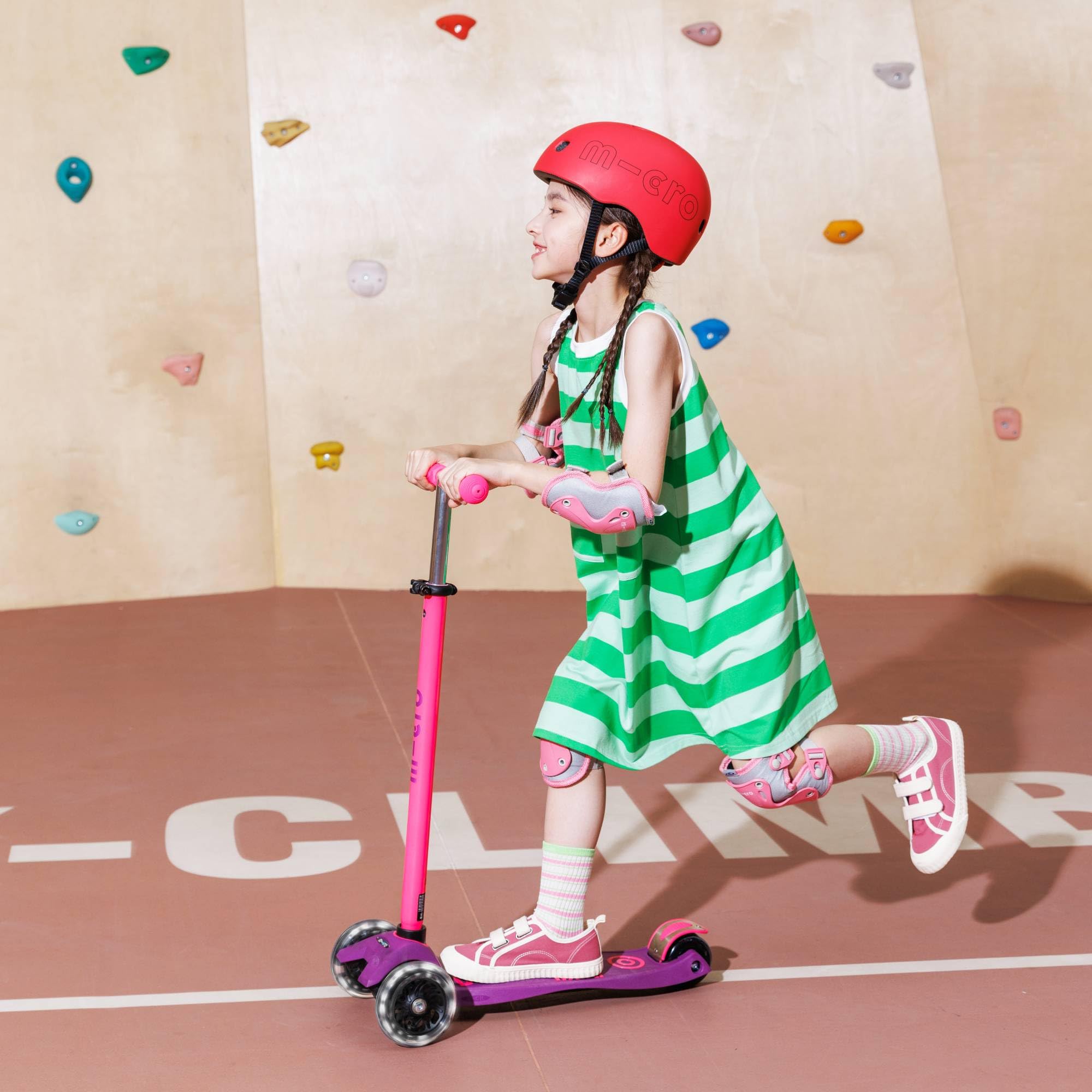 Micro® | Casco Infantil para Patinete o Bicicleta | Luz Trasera de Seguridad 3 Posiciones | Ultraligero 250 Gramos | Cierre Magnético | Niños y Niñas
