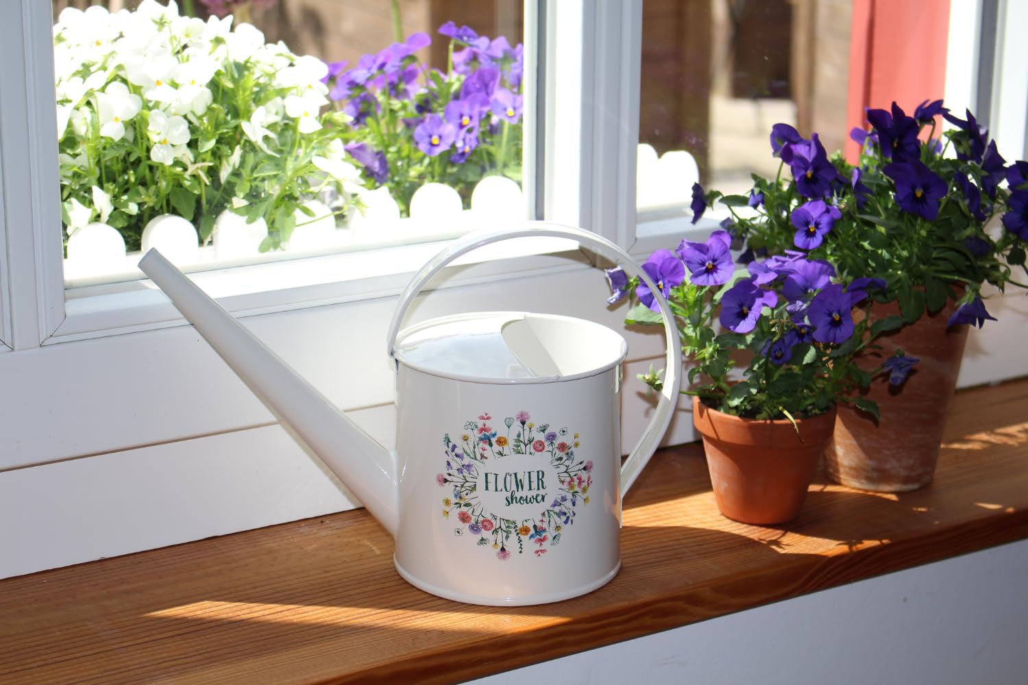 moses. Mała konewka do ogrodu, dekoracyjny prysznic z kwiatami o pojemności 1,2 l, dzbanek w kolorze kremowym, off-white z ładnym napisem "Flower Shower" w kształcie liści i kwiatów