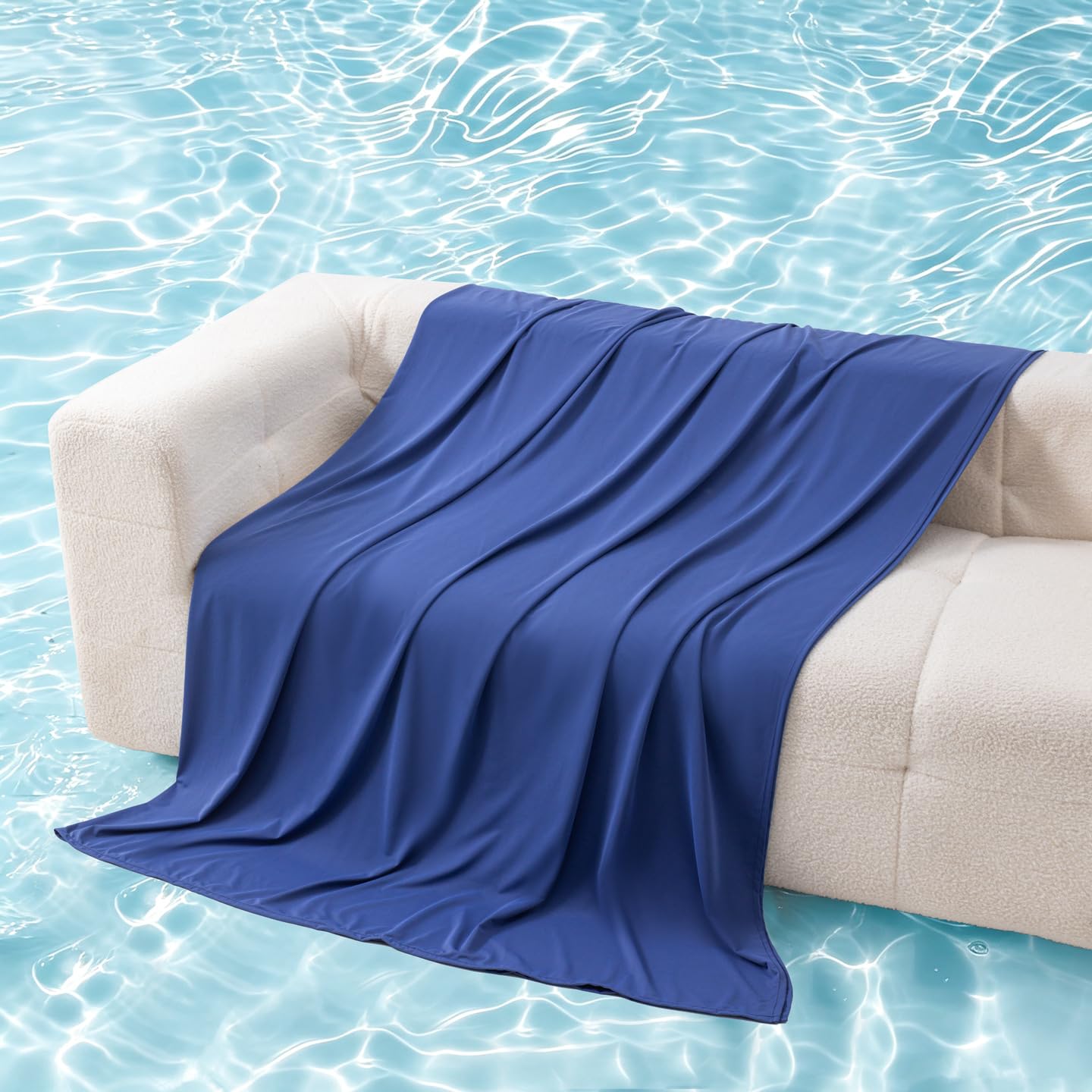 Couverture rafraîchissante bleu foncé de luxe 150x230 au fini doux et satiné