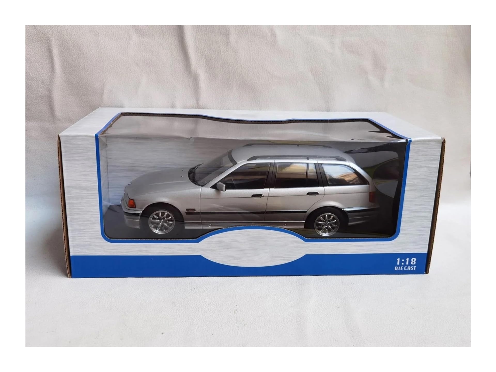 Metallo Scala Replica Modello auto in lega pressofusa BMW 325i E36 Touring in scala 1 18 collezione di decorazioni per la casa Hobby Veicoli Giochi Set