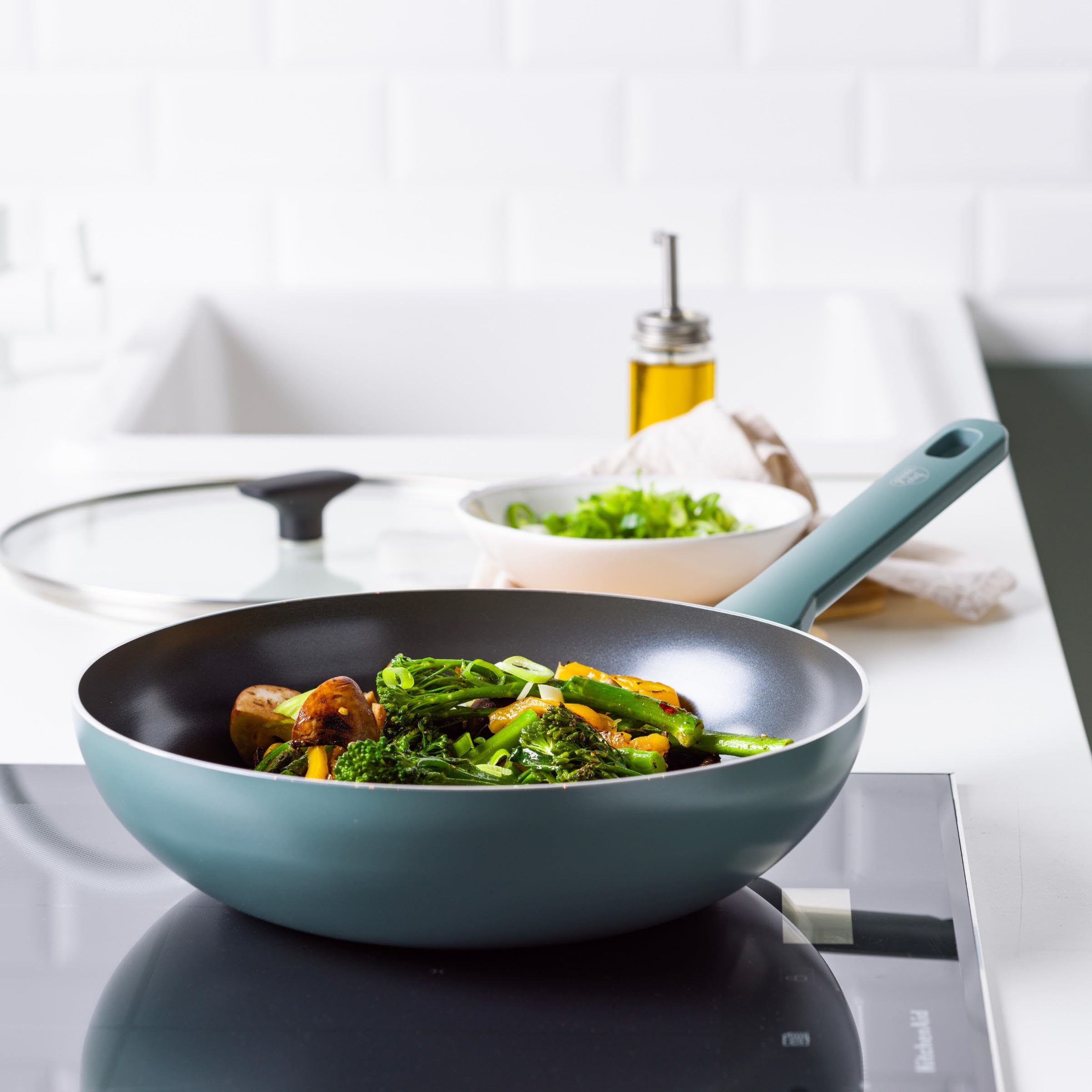 GreenChef Tones Wok con Rivestimento Ceramico Antiaderente, 28 cm, Compatibile Induzione, Senza PFAS, Adatto Forno 200 °C, Lavabile Lavastoviglie, Blu Fumo