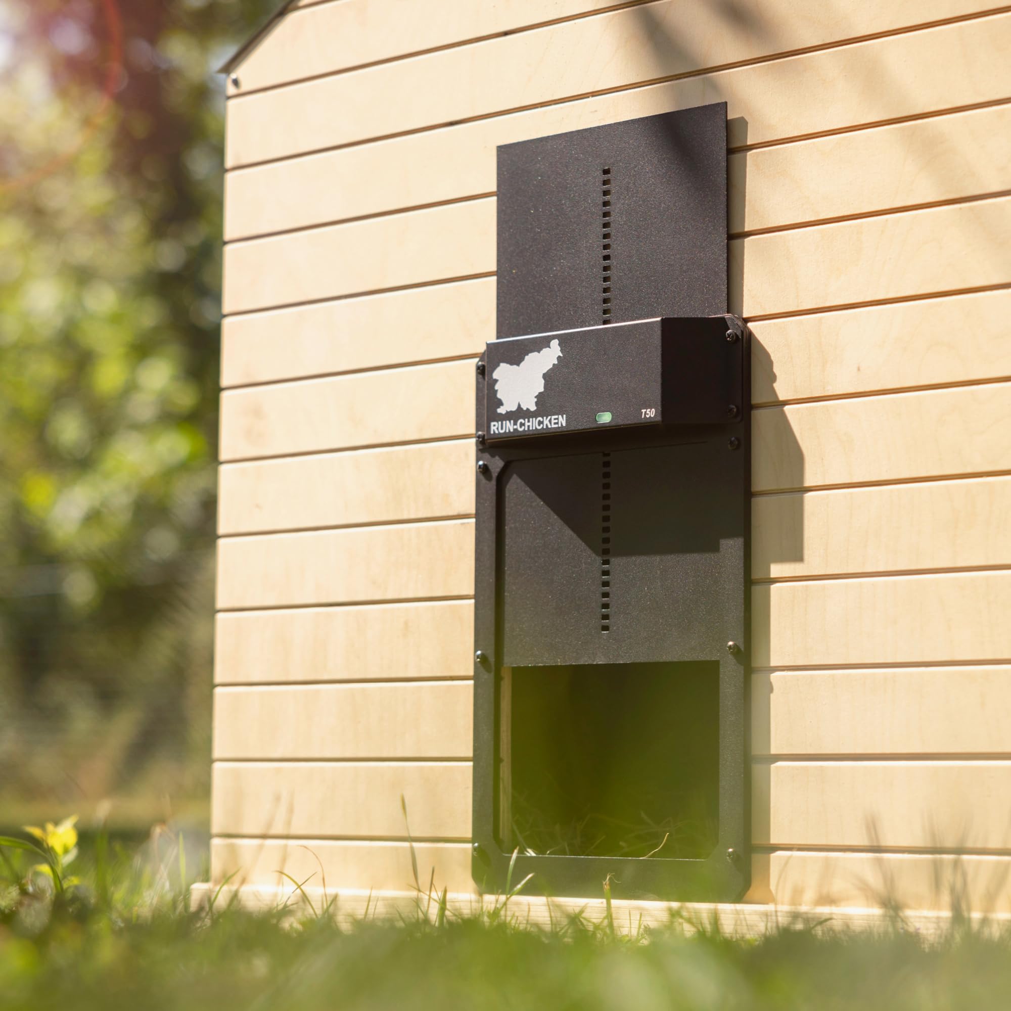 Run‑Chicken Door T50 Onyx – Puerta automática Negra para gallineros, Aluminio Resistente, Control por App, Sensor de luz y Temporizador con retardo, Apta para Exteriores
